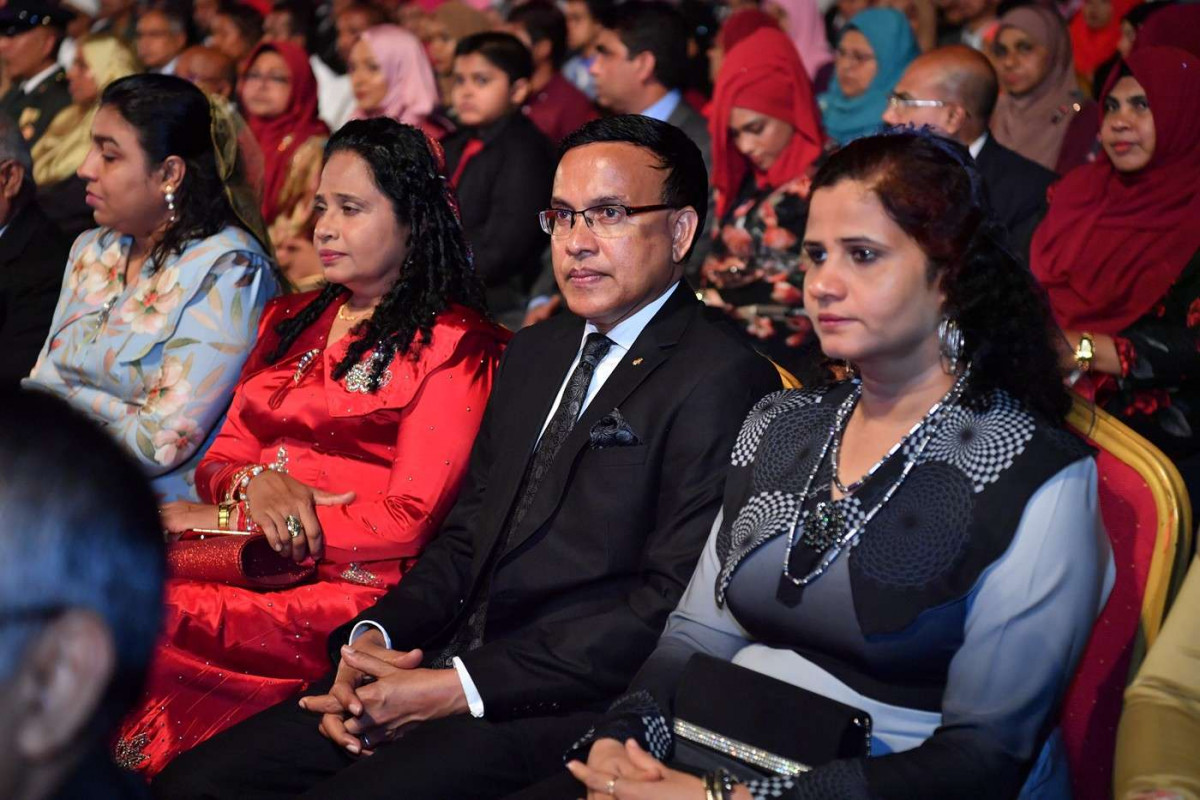 ޖުލައި 26، 2018: ރާއްޖޭގެ މިނިވަންކަމަށް 53 އަހަރު ފުރުން ފާހަގަކުރުމަށް ޖުމްހޫރީ މައިދާނުގައި ބޭއްވި ރަސްމިއްޔާތުގައި ސަރުކާރުގެ ބައެއް އިސްވެރިން ބައިވެރިވެ ވަޑައިގަންނަވަނީ، ސަރުކާރުގެ ގިނަ އިސްވެރިން ބައިވެރިވި މި ހަފްލާފައި ޝަރަފްވެރިކަމުގެ ގައުމީ އިނާމް ފަސް ބޭފުޅަކަށް އަދި ހިތްވަރު ދިނުމުގެ ގައުމީ އިނާމް 15 ބޭފުޅަކަށް ރައީސް އަބްދުﷲ ޔާމީން އަބްދުލްގައްޔޫމް ވަނީ ދެއްވާފައި