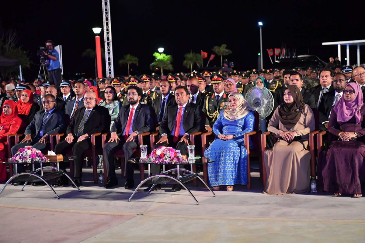 ޖުލައި 26، 2018: ރާއްޖޭގެ މިނިވަންކަމަށް 53 އަހަރު ފުރުން ފާހަގަކުރުމަށް ޖުމްހޫރީ މައިދާނުގައި ބޭއްވި ރަސްމިއްޔާތުގައި ރައީސް އަބްދުﷲ ޔާމީންގެ އިތުރުން ސަރުކާރުގެ ބައެއް އިސްވެރިން ބައިވެރިވެ ވަޑައިގަންނަވަނީ، ސަރުކާރުގެ ގިނަ އިސްވެރިން ބައިވެރިވި މި ހަފްލާފައި ޝަރަފްވެރިކަމުގެ ގައުމީ އިނާމް ފަސް ބޭފުޅަކަށް އަދި ހިތްވަރު ދިނުމުގެ ގައުމީ އިނާމް 15 ބޭފުޅަކަށް ރައީސް އަބްދުﷲ ޔާމީންއަބްދުލް ގައްޔޫމް ވަނީ ދެއްވާފައި