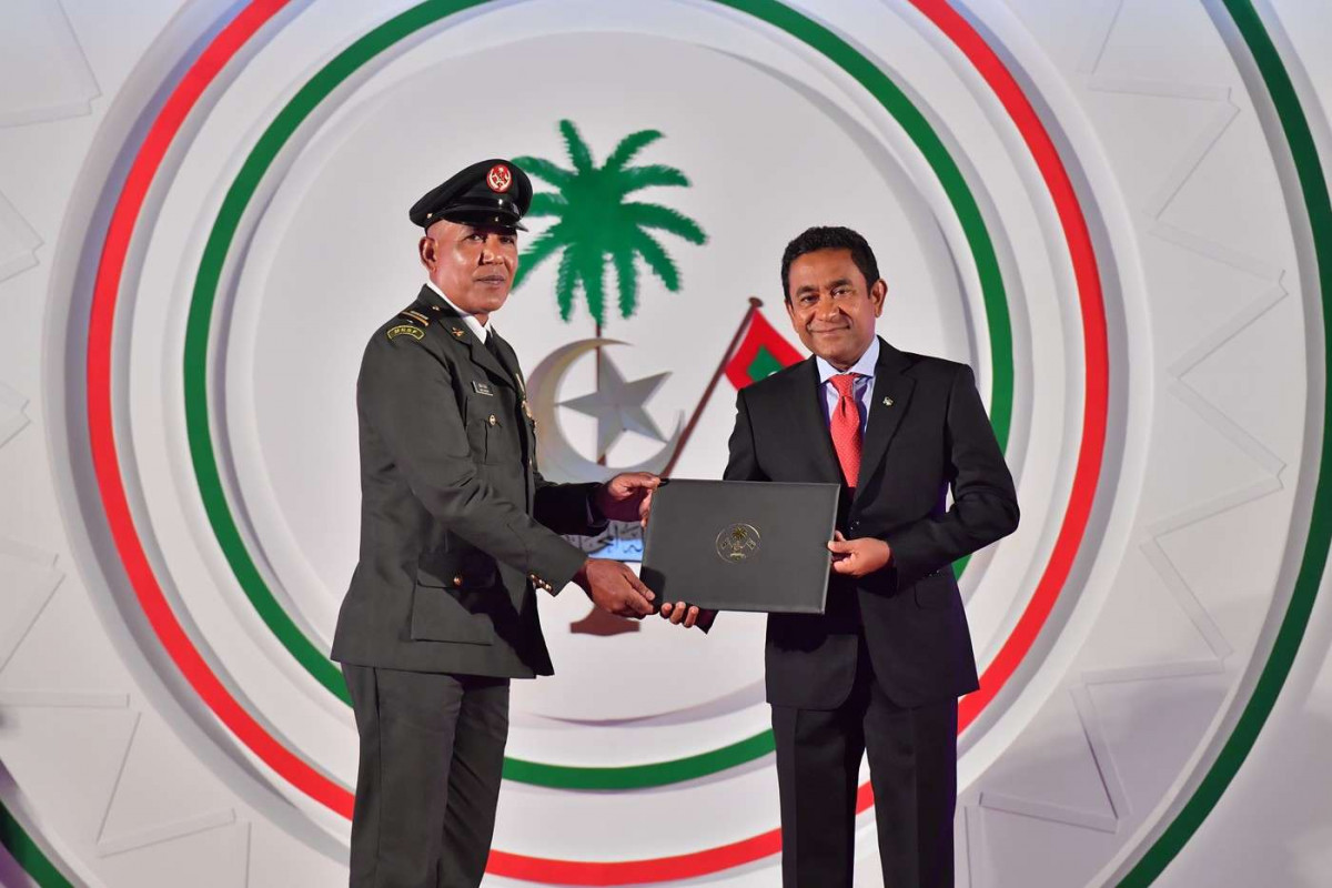 ޖުލައި 26، 2018: ރާއްޖޭގެ މިނިވަންކަމަށް 53 އަހަރު ފުރުން ފާހަގަކުރުމަށް ޖުމްހޫރީ މައިދާނުގައި ބޭއްވި ރަސްމިއްޔާތުގެ ތެރެއިން، ސަރުކާރުގެ ގިނަ އިސްވެރިން ބައިވެރިވި މި ހަފްލާފައި ޝަރަފްވެރިކަމުގެ ގައުމީ އިނާމް ފަސް ބޭފުޅަކަށް އަދި ހިތްވަރު ދިނުމުގެ ގައުމީ އިނާމް 15 ބޭފުޅަކަށް ރައީސް އަބްދުﷲ ޔާމީން އަބްދުލްގައްޔޫމް ވަނީ ދެއްވާފައި