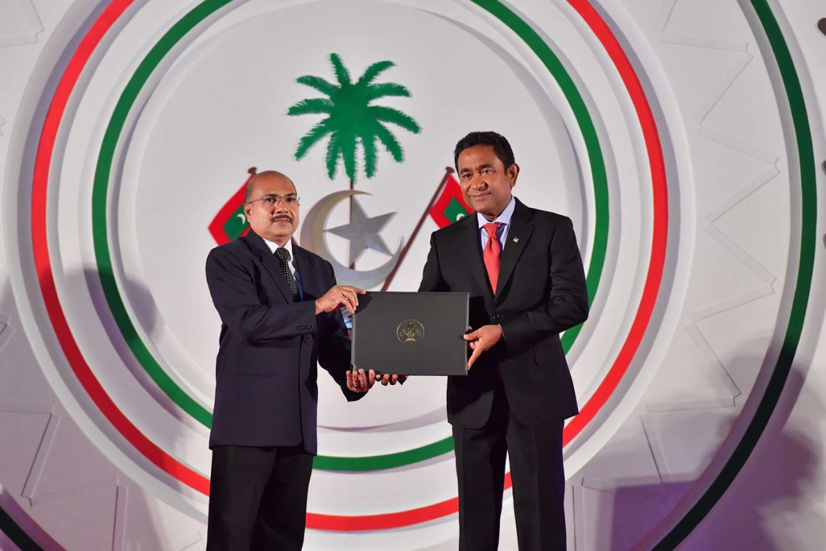 ޖުލައި 26، 2018: ރާއްޖޭގެ މިނިވަންކަމަށް 53 އަހަރު ފުރުން ފާހަގަކުރުމަށް ޖުމްހޫރީ މައިދާނުގައި ބޭއްވި ރަސްމިއްޔާތުގެ ތެރެއިން، ސަރުކާރުގެ ގިނަ އިސްވެރިން ބައިވެރިވި މި ހަފްލާފައި ޝަރަފްވެރިކަމުގެ ގައުމީ އިނާމް ފަސް ބޭފުޅަކަށް އަދި ހިތްވަރު ދިނުމުގެ ގައުމީ އިނާމް 15 ބޭފުޅަކަށް ރައީސް އަބްދުﷲ ޔާމީން އަބްދުލްގައްޔޫމް ވަނީ ދެއްވާފައި