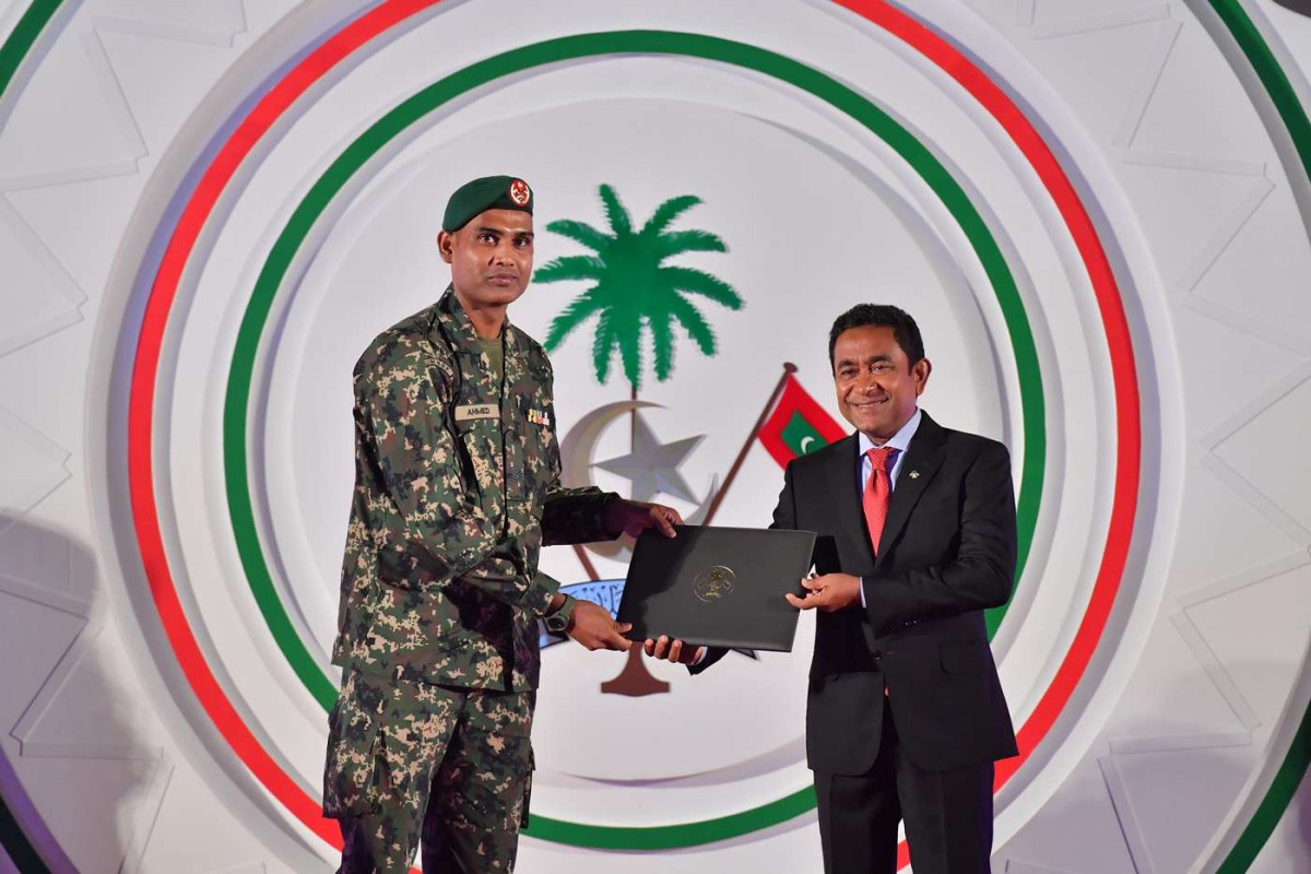 ޖުލައި 26، 2018: ރާއްޖޭގެ މިނިވަންކަމަށް 53 އަހަރު ފުރުން ފާހަގަކުރުމަށް ޖުމްހޫރީ މައިދާނުގައި ބޭއްވި ރަސްމިއްޔާތުގެ ތެރެއިން، ސަރުކާރުގެ ގިނަ އިސްވެރިން ބައިވެރިވި މި ހަފްލާފައި ޝަރަފްވެރިކަމުގެ ގައުމީ އިނާމް ފަސް ބޭފުޅަކަށް އަދި ހިތްވަރު ދިނުމުގެ ގައުމީ އިނާމް 15 ބޭފުޅަކަށް ރައީސް އަބްދުﷲ ޔާމީން އަބްދުލްގައްޔޫމް ވަނީ ދެއްވާފައި