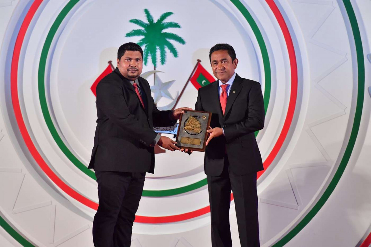 ޖުލައި 26، 2018: ރާއްޖޭގެ މިނިވަންކަމަށް 53 އަހަރު ފުރުން ފާހަގަކުރުމަށް ޖުމްހޫރީ މައިދާނުގައި ބޭއްވި ރަސްމިއްޔާތުގެ ތެރެއިން، ސަރުކާރުގެ ގިނަ އިސްވެރިން ބައިވެރިވި މި ހަފްލާފައި ޝަރަފްވެރިކަމުގެ ގައުމީ އިނާމް ފަސް ބޭފުޅަކަށް އަދި ހިތްވަރު ދިނުމުގެ ގައުމީ އިނާމް 15 ބޭފުޅަކަށް ރައީސް އަބްދުﷲ ޔާމީން އަބްދުލްގައްޔޫމް ވަނީ ދެއްވާފައި