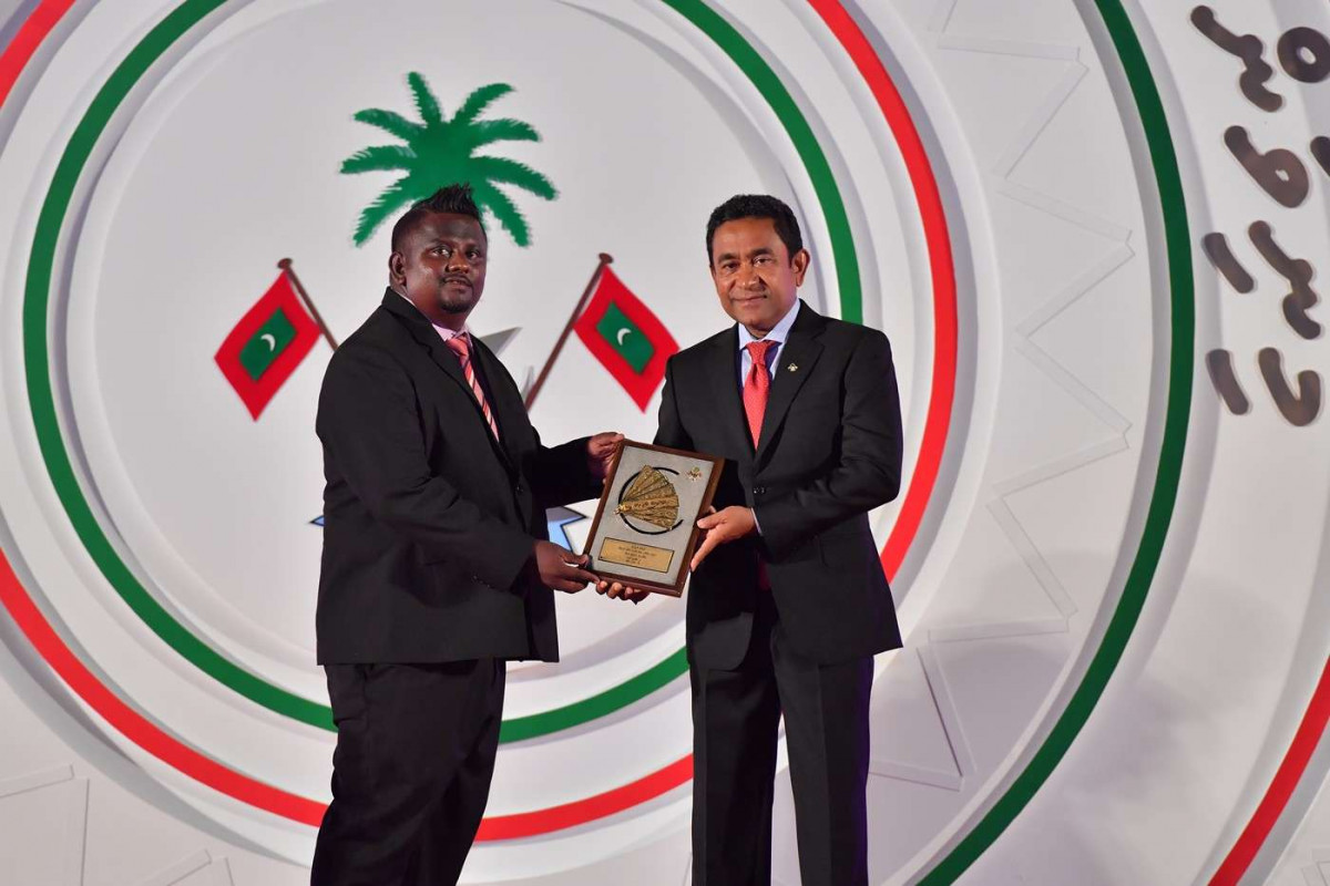 ޖުލައި 26، 2018: ރާއްޖޭގެ މިނިވަންކަމަށް 53 އަހަރު ފުރުން ފާހަގަކުރުމަށް ޖުމްހޫރީ މައިދާނުގައި ބޭއްވި ރަސްމިއްޔާތުގެ ތެރެއިން، ސަރުކާރުގެ ގިނަ އިސްވެރިން ބައިވެރިވި މި ހަފްލާފައި ޝަރަފްވެރިކަމުގެ ގައުމީ އިނާމް ފަސް ބޭފުޅަކަށް އަދި ހިތްވަރު ދިނުމުގެ ގައުމީ އިނާމް 15 ބޭފުޅަކަށް ރައީސް އަބްދުﷲ ޔާމީން އަބްދުލްގައްޔޫމް ވަނީ ދެއްވާފައި