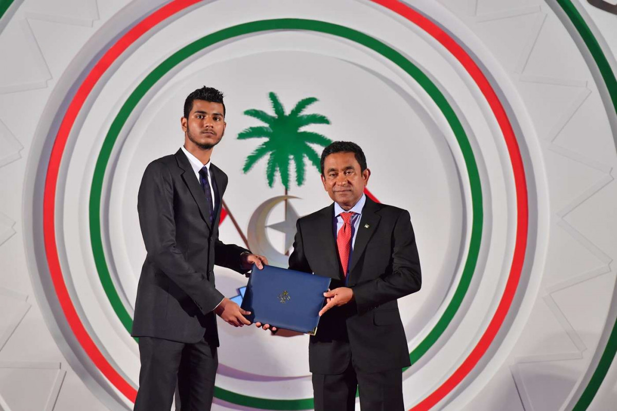 ޖުލައި 26، 2018: ރާއްޖޭގެ މިނިވަންކަމަށް 53 އަހަރު ފުރުން ފާހަގަކުރުމަށް ޖުމްހޫރީ މައިދާނުގައި ބޭއްވި ރަސްމިއްޔާތުގެ ތެރެއިން، ސަރުކާރުގެ ގިނަ އިސްވެރިން ބައިވެރިވި މި ހަފްލާފައި ޝަރަފްވެރިކަމުގެ ގައުމީ އިނާމް ފަސް ބޭފުޅަކަށް އަދި ހިތްވަރު ދިނުމުގެ ގައުމީ އިނާމް 15 ބޭފުޅަކަށް ރައީސް އަބްދުﷲ ޔާމީން އަބްދުލްގައްޔޫމް ވަނީ ދެއްވާފައި