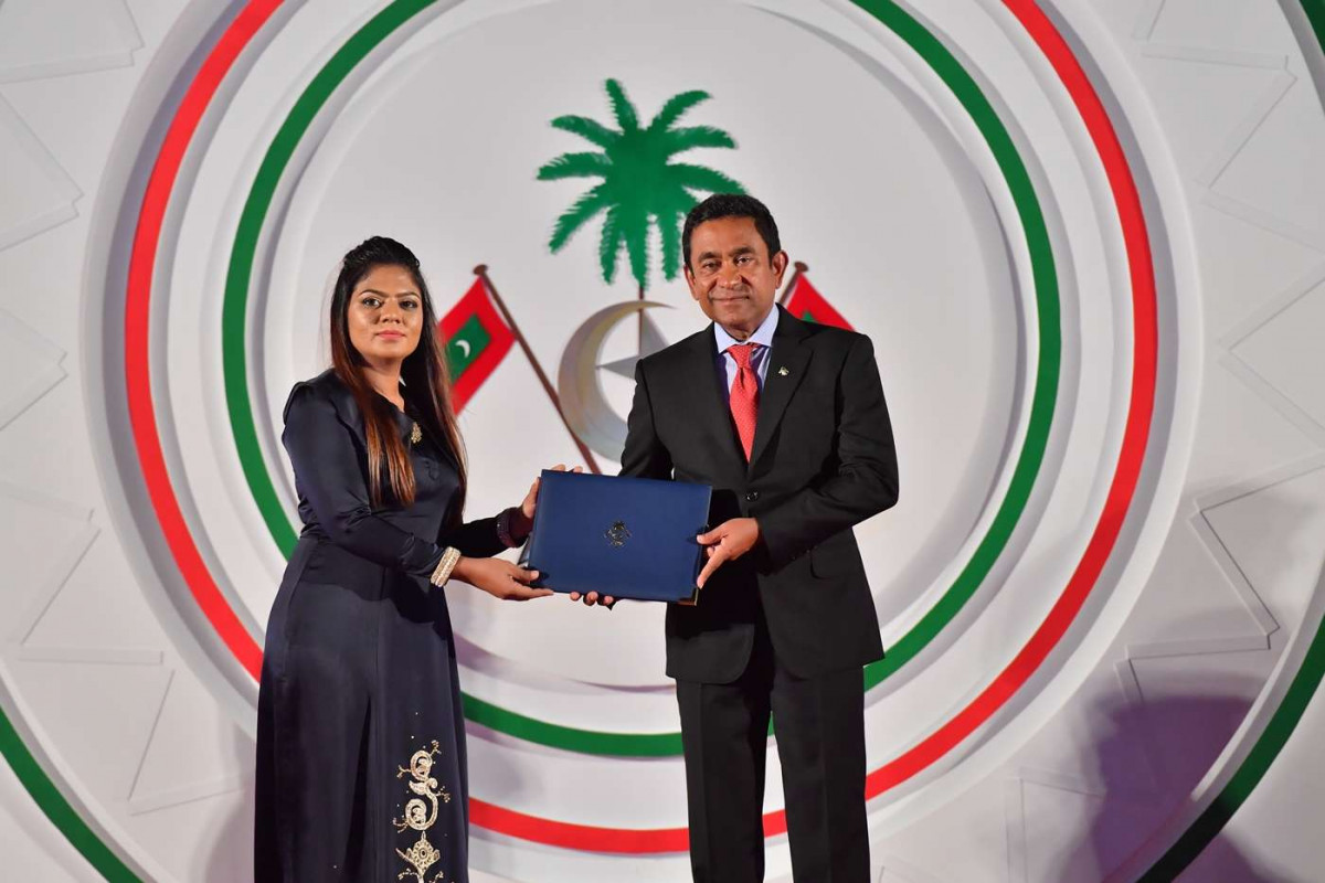 ޖުލައި 26، 2018: ރާއްޖޭގެ މިނިވަންކަމަށް 53 އަހަރު ފުރުން ފާހަގަކުރުމަށް ޖުމްހޫރީ މައިދާނުގައި ބޭއްވި ރަސްމިއްޔާތުގެ ތެރެއިން، ސަރުކާރުގެ ގިނަ އިސްވެރިން ބައިވެރިވި މި ހަފްލާފައި ޝަރަފްވެރިކަމުގެ ގައުމީ އިނާމް ފަސް ބޭފުޅަކަށް އަދި ހިތްވަރު ދިނުމުގެ ގައުމީ އިނާމް 15 ބޭފުޅަކަށް ރައީސް އަބްދުﷲ ޔާމީން އަބްދުލްގައްޔޫމް ވަނީ ދެއްވާފައި