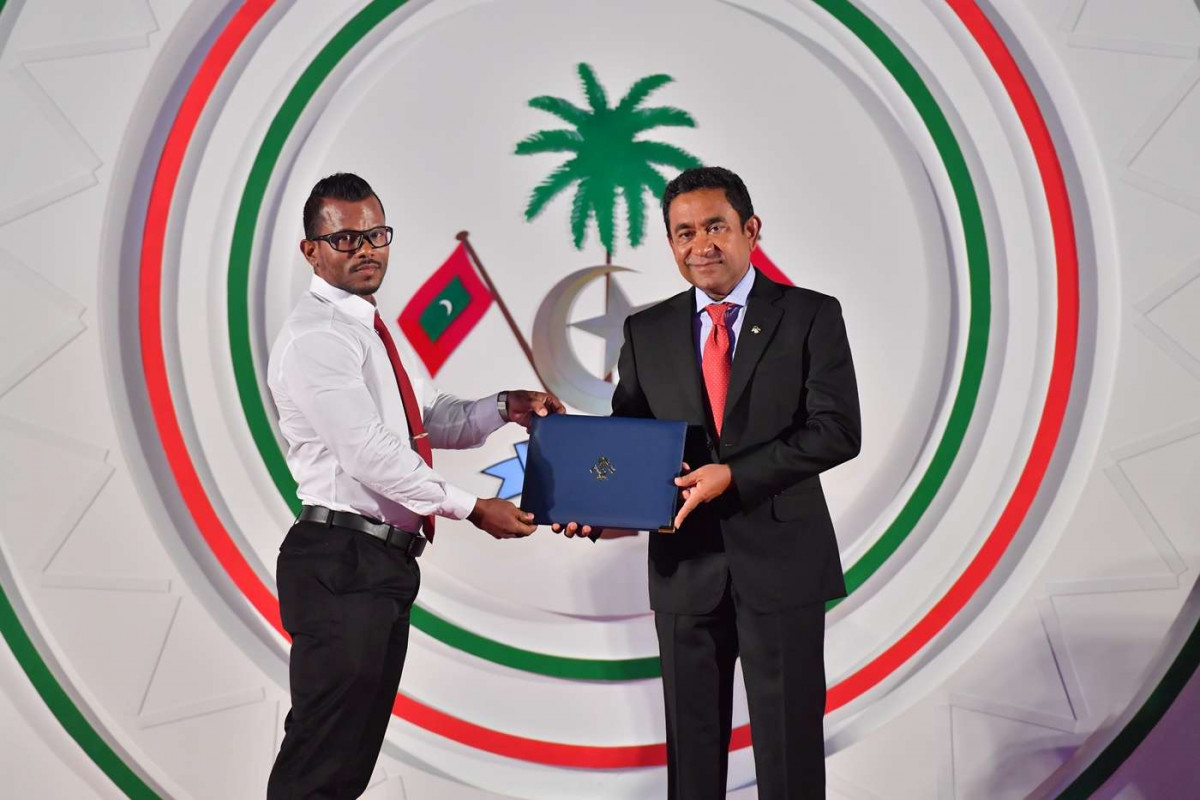 ޖުލައި 26، 2018: ރާއްޖޭގެ މިނިވަންކަމަށް 53 އަހަރު ފުރުން ފާހަގަކުރުމަށް ޖުމްހޫރީ މައިދާނުގައި ބޭއްވި ރަސްމިއްޔާތުގެ ތެރެއިން، ސަރުކާރުގެ ގިނަ އިސްވެރިން ބައިވެރިވި މި ހަފްލާފައި ޝަރަފްވެރިކަމުގެ ގައުމީ އިނާމް ފަސް ބޭފުޅަކަށް އަދި ހިތްވަރު ދިނުމުގެ ގައުމީ އިނާމް 15 ބޭފުޅަކަށް ރައީސް އަބްދުﷲ ޔާމީން އަބްދުލްގައްޔޫމް ވަނީ ދެއްވާފައި