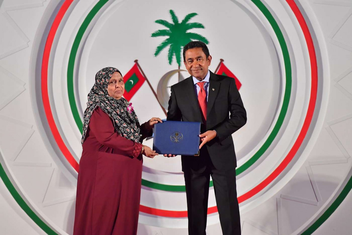 ޖުލައި 26، 2018: ރާއްޖޭގެ މިނިވަންކަމަށް 53 އަހަރު ފުރުން ފާހަގަކުރުމަށް ޖުމްހޫރީ މައިދާނުގައި ބޭއްވި ރަސްމިއްޔާތުގެ ތެރެއިން، ސަރުކާރުގެ ގިނަ އިސްވެރިން ބައިވެރިވި މި ހަފްލާފައި ޝަރަފްވެރިކަމުގެ ގައުމީ އިނާމް ފަސް ބޭފުޅަކަށް އަދި ހިތްވަރު ދިނުމުގެ ގައުމީ އިނާމް 15 ބޭފުޅަކަށް ރައީސް އަބްދުﷲ ޔާމީން އަބްދުލްގައްޔޫމް ވަނީ ދެއްވާފައި