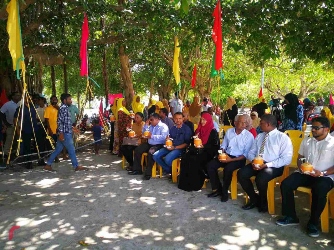 ޖުލައި 28، 2018: ކުރިއަށް އޮތް ރިޔާސީ އިންތިހާބަށް ތާއިދު ހޯދެއްވުމަށް ބ. އަތޮޅަށް އިބޫ ކުރައްވަމުން ގެންދަވާ ދަތުރުފުޅުގެ ތެރެއިން ގުޅިފައިވާ އިއްތިހާދުގެ ބޭފުޅުން ގޮއިދޫގައި. ބ. އަތޮޅަށް އިބޫ ފެއްޓެވި މި ދަތުރުފުޅުގައި އިދިކޮޅު ކޯލިޝަނުގެ އިސްވެރިން ބައިވެރިވެވަޑައިގަންނައެވެ.