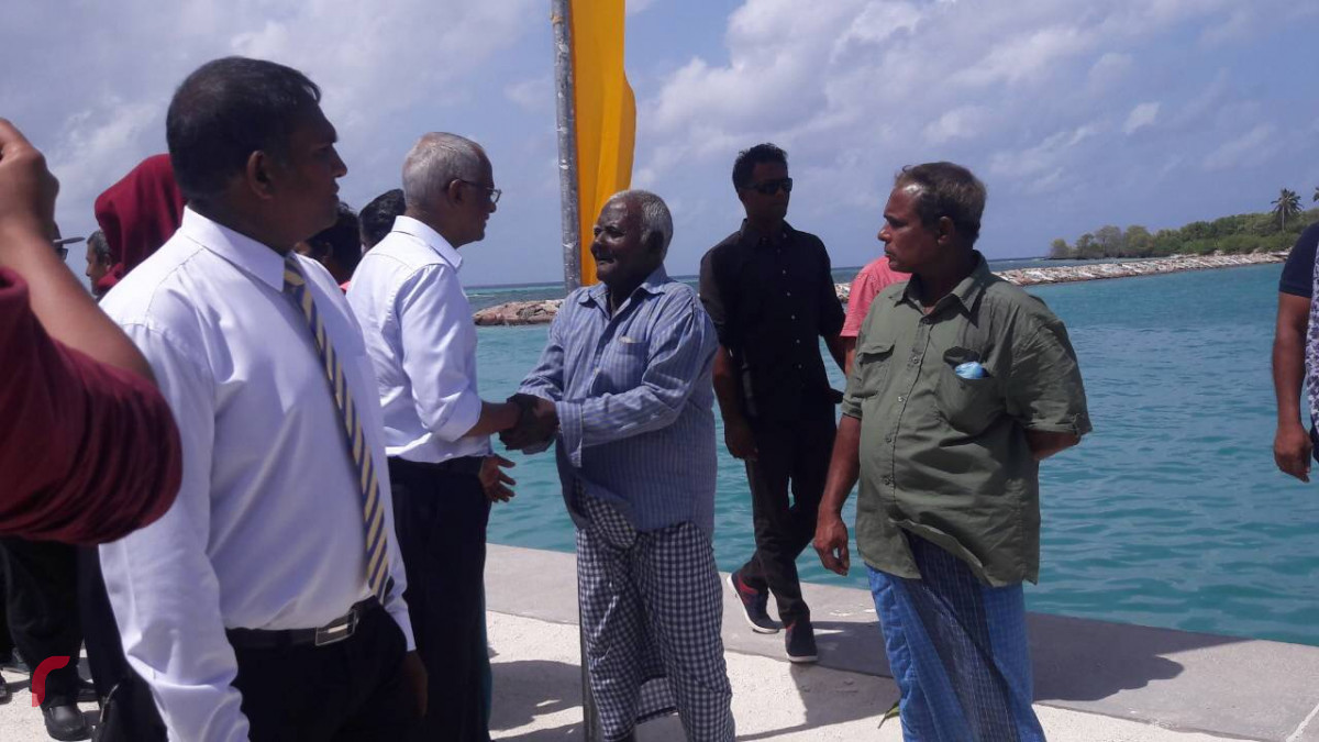 ޖުލައި 28، 2018: ކުރިއަށް އޮތް ރިޔާސީ އިންތިހާބަށް ތާއިދު ހޯދެއްވުމަށް ބ. އަތޮޅަށް އިބޫ ކުރައްވަމުން ގެންދަވާ ދަތުރުފުޅުގެ ތެރެއިން ގޮއިދޫގެ ރައްޔިތުންނާއި އިބޫ ސަލާމް ކުރައްވަނީ. އެމަނިކުފާނުގެ ކެންޑިޑެސީ އިލެކްޝަންސް ކޮމިޝަނުން ހޮނިހިރު ދުވަހު ވަނީ ބަލައިގެންފައެވެ.