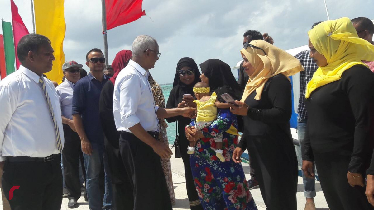 ޖުލައި 28، 2018: ކުރިއަށް އޮތް ރިޔާސީ އިންތިހާބަށް ތާއިދު ހޯދެއްވުމަށް ބ. އަތޮޅަށް އިބޫ ކުރައްވަމުން ގެންދަވާ ދަތުރުފުޅުގެ ތެރެއިން ގޮއިދޫގެ ރައްޔިތުންނާއި އިބޫ ސަލާމް ކުރައްވަނީ.