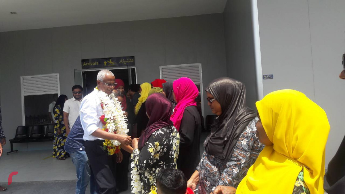 ޖުލައި 28، 2018: ކުރިއަށް އޮތް ރިޔާސީ އިންތިހާބަށް ތާއިދު ހޯދެއްވުމަށް ބ. އަތޮޅަށް އިބޫ ކުރައްވަމުން ގެންދަވާ ދަތުރުފުޅުގެ ތެރެއިން. އެމަނިކުފާނުގެ ކެންޑިޑެސީ އިލެކްޝަންސް ކޮމިޝަނުން ހޮނިހިރު ދުވަހު ވަނީ ބަލައިގެންފައެވެ.