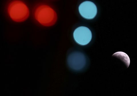 ގަރުނުގެ އެންމެ ދިގު ހަނދުކޭތަ ވަނީ ހުކުރު ދުވަހުގެ ރޭ ދުނިޔޭގެ އެކި ކަންކޮޅުތަކަށް ފެނިފައެވެ. މިއީ ތުރުކީގެ އަންކާރާއިން ކޭތަ ފެންނަން ހުރި ގޮތެވެ. މުޅި ހަނދުކޭތަ ގާތްގަނޑަކަށް އެއް ގަޑިއިރާއި 43 މިނެޓް ވަންދެން ހިފާފައި ހުއްޓެވެ.