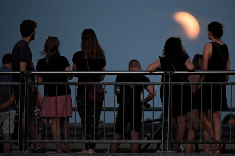 ގަރުނުގެ އެންމެ ދިގު ހަނދުކޭތަ ވަނީ ހުކުރު ދުވަހުގެ ރޭ ދުނިޔޭގެ އެކި ކަންކޮޅުތަކަށް ފެނިފައެވެ. ޕޮލެންޑްގެ ވާސޯގައި ހަނދުކޭތަ ބެލުމަށް މީހުން ޕްލެޓްފޯމަކަށް އެއްވެފައި.