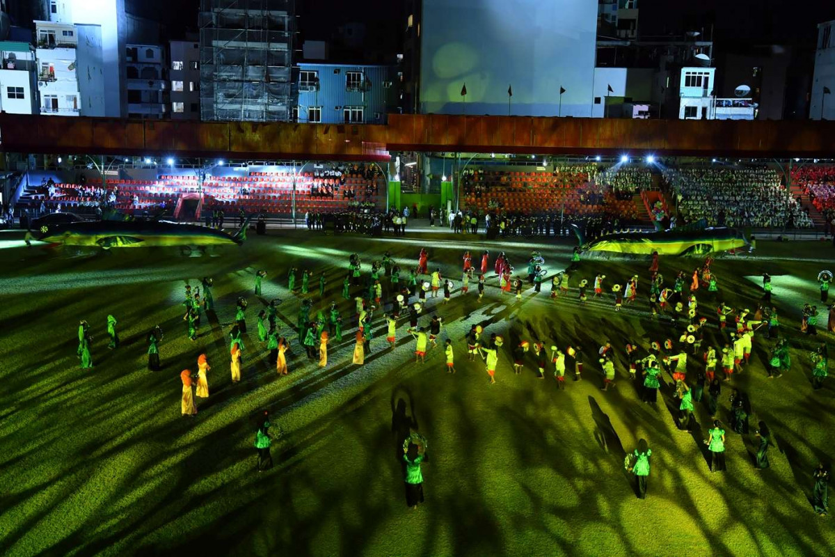 ޖުލައި 28، 2018: ދިވެހިރާއްޖޭގެ މިނިވަންކަމުގެ 53 ވަނަ އަހަރު ފާހަގަކުރުމުގެ މުނާސަބަތުގައި ހޮނިހިރު ދުވަހުގެ ރޭ ރަސްމީ ދަނޑުގައި ބޭއްވެވި ހެވިކަމާއި ކުޅިވަރުގެ ހަރަކާތްތަކުގެ ތެރެއިން، މި ހަރަކާތްތަކުގައި ސަރުކާރުގެ ގިނަ އަދަދެއްގެ އިސްވެރިން ވަނީ ބައިވެރިވެ ވަޑައިގެންފައި