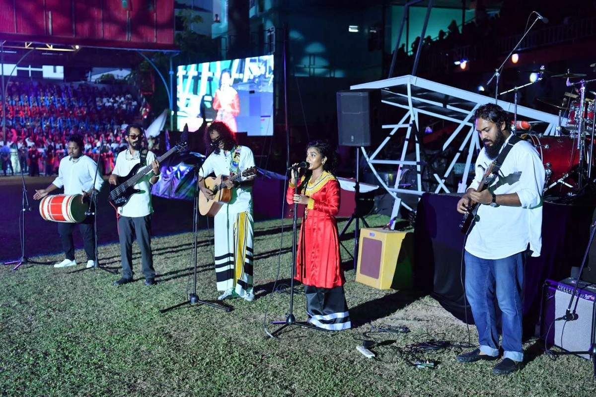 ޖުލައި 28، 2018: ދިވެހިރާއްޖޭގެ މިނިވަންކަމުގެ 53 ވަނަ އަހަރު ފާހަގަކުރުމުގެ މުނާސަބަތުގައި ހޮނިހިރު ދުވަހުގެ ރޭ  ރަސްމީ ދަނޑުގައި ބޭއްވެވި ހެވިކަމާއި ކުޅިވަރުގެ ހަރަކާތްތަކުގެ ތެރެއިން، މި ހަރަކާތްތަކުގައި ސަރުކާރުގެ ގިނަ އަދަދެއްގެ އިސްވެރިން ވަނީ ބައިވެރިވެ ވަޑައިގެންފައި