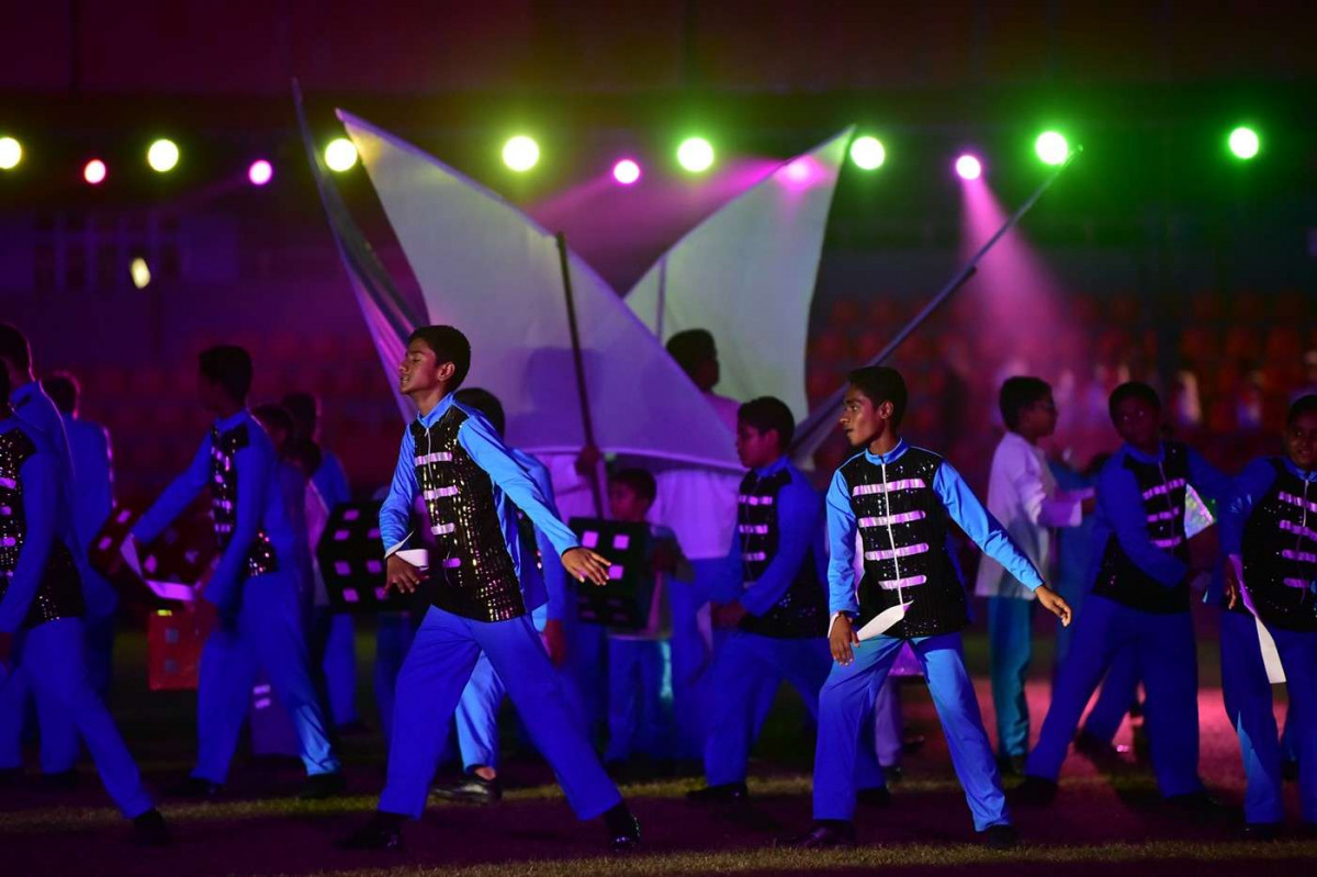 ޖުލައި 28، 2018: ދިވެހިރާއްޖޭގެ މިނިވަންކަމުގެ 53 ވަނަ އަހަރު ފާހަގަކުރުމުގެ މުނާސަބަތުގައި ހޮނިހިރު ދުވަހުގެ ރޭ ރަސްމީ ދަނޑުގައި ބޭއްވެވި ހެވިކަމާއި ކުޅިވަރުގެ ހަރަކާތްތަކުގެ ތެރެއިން، މި ހަރަކާތްތަކުގައި ސަރުކާރުގެ ގިނަ އަދަދެއްގެ އިސްވެރިން ވަނީ ބައިވެރިވެ ވަޑައިގެންފައި