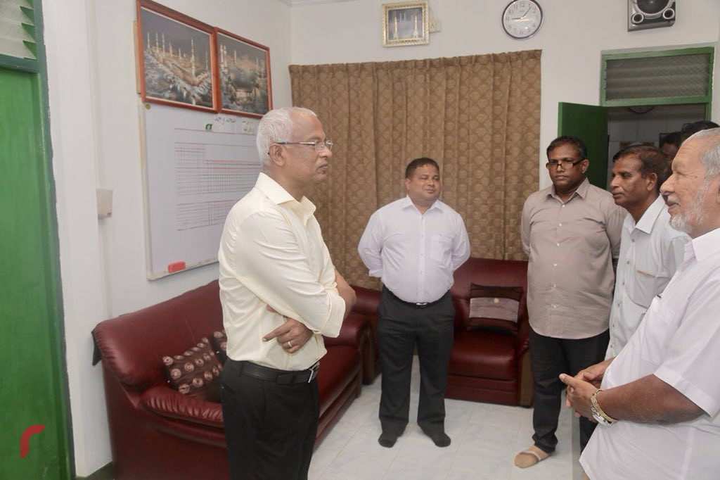 ޖުލައި 29، 2018: ގުޅިފައިވާ ސިޔާސީ ޕާޓީތަކުގެ ރިޔާސީ ކެންޑިޑޭޓް ބ. އަތޮޅަށް ކުރައްވަމުން ގެންދަވާ ދަތުރުފުޅުގެ ތެރެއިން ބ. ތުޅާދޫގައި ދޮރުން ދޮރަށް ހިންގަވައި ރައްޔިތުންގެ ހާލު އޮޅުންފިލުއްވަނީ.