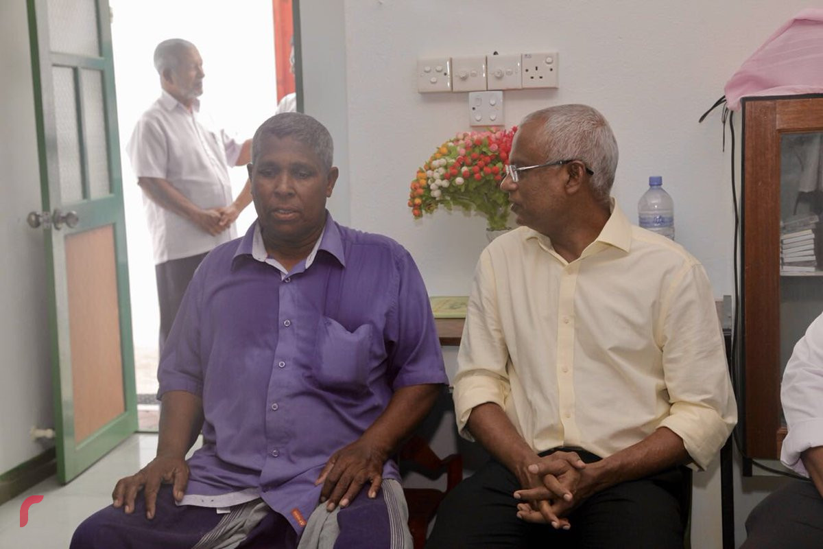 ޖުލައި 29، 2018: ގުޅިފައިވާ ސިޔާސީ ޕާޓީތަކުގެ ރިޔާސީ ކެންޑިޑޭޓް ބ. އަތޮޅަށް ކުރައްވަމުން ގެންދަވާ ދަތުރުފުޅުގެ ތެރެއިން ބ. ތުޅާދޫގައި ދޮރުން ދޮރަށް ހިންގަވައި ރައްޔިތުންގެ ހާލު އޮޅުންފިލުއްވަނީ.