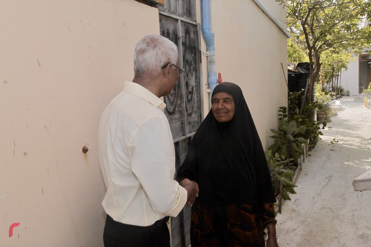 ޖުލައި 29، 2018: ގުޅިފައިވާ ސިޔާސީ ޕާޓީތަކުގެ ރިޔާސީ ކެންޑިޑޭޓް ބ. އަތޮޅަށް ކުރައްވަމުން ގެންދަވާ ދަތުރުފުޅުގެ ތެރެއިން ބ. ތުޅާދޫގައި ދޮރުން ދޮރަށް ހިންގަވައި ރައްޔިތުންގެ ހާލު އޮޅުންފިލުއްވަނީ. އުމުރުން ދުވަސްވީ ބޭފުޅުންގެ ހާލު ވެސް އިބޫ ވަނީ ގާތުން ބައްލަވާފައި.