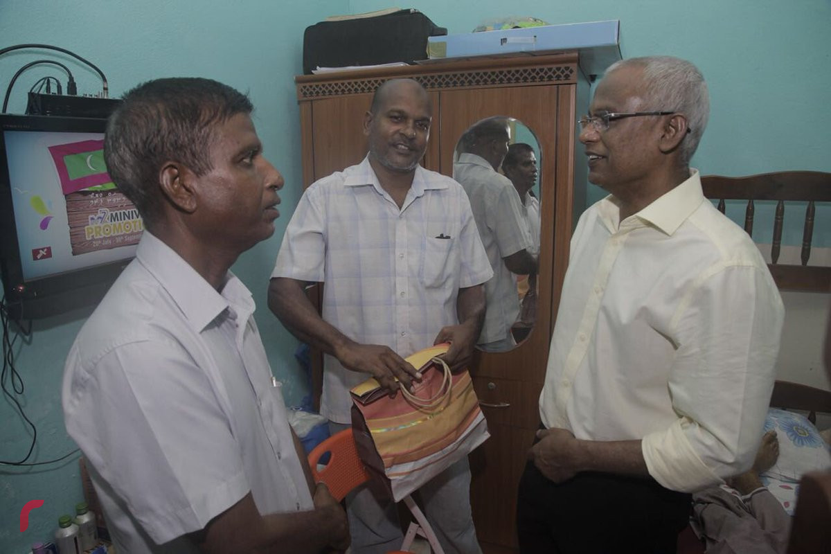 ޖުލައި 29، 2018: ގުޅިފައިވާ ސިޔާސީ ޕާޓީތަކުގެ ރިޔާސީ ކެންޑިޑޭޓް ބ. އަތޮޅަށް ކުރައްވަމުން ގެންދަވާ ދަތުރުފުޅުގެ ތެރެއިން ބ. ތުޅާދޫގައި ދޮރުން ދޮރަށް ހިންގަވައި ރައްޔިތުންގެ ހާލު އޮޅުންފިލުއްވަނީ. ތުޅާދޫއިން އިބޫއަށް ބޮޑު ތަރުހީބެއް އޮތްކަން މި ދަތުރުފުޅުން ވަނީ ފެނިގެންގޮސްފައި.