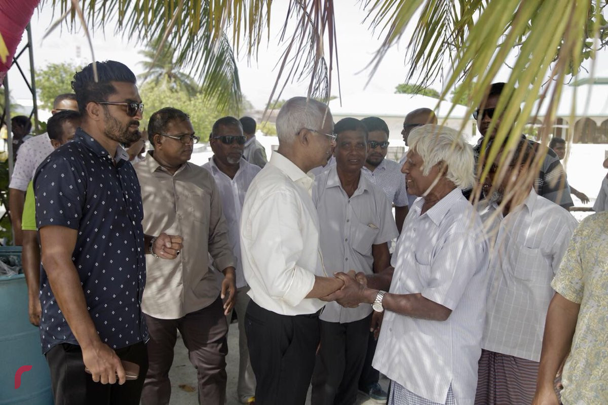 ޖުލައި 29، 2018: ގުޅިފައިވާ ސިޔާސީ ޕާޓީތަކުގެ ރިޔާސީ ކެންޑިޑޭޓް ބ. އަތޮޅަށް ކުރައްވަމުން ގެންދަވާ ދަތުރުފުޅުގެ ތެރެއިން ބ. ތުޅާދޫގައި ދޮރުން ދޮރަށް ހިންގަވައި ރައްޔިތުންގެ ހާލު އޮޅުންފިލުއްވަނީ. އުމުރުން ދުވަސްވީ ބޭފުޅުންގެ ހާލު ވެސް އިބޫ ވަނީ ގާތުން ބައްލަވާފައި.