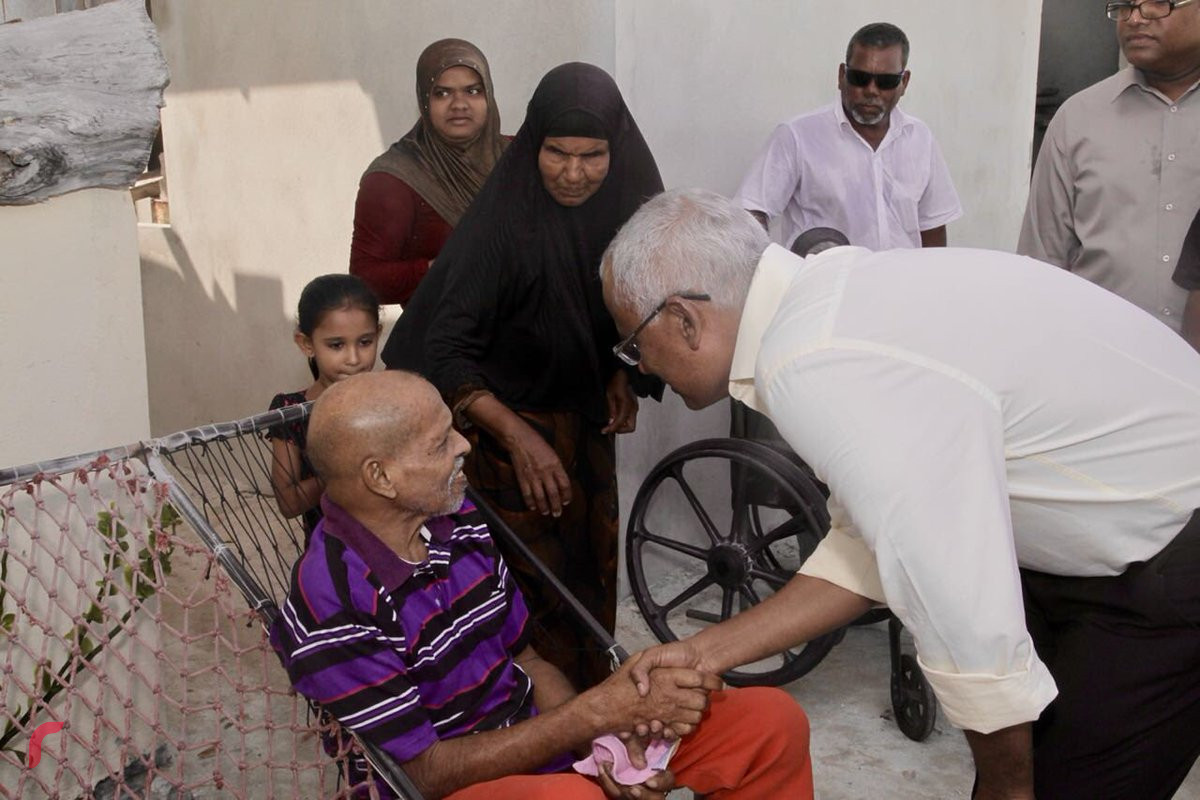 ޖުލައި 29، 2018: ގުޅިފައިވާ ސިޔާސީ ޕާޓީތަކުގެ ރިޔާސީ ކެންޑިޑޭޓް ބ. އަތޮޅަށް ކުރައްވަމުން ގެންދަވާ ދަތުރުފުޅުގެ ތެރެއިން ބ. ތުޅާދޫގައި ދޮރުން ދޮރަށް ހިންގަވައި ރައްޔިތުންގެ ހާލު އޮޅުންފިލުއްވަނީ. އުމުރުން ދުވަސްވީ ބޭފުޅުންގެ ހާލު ވެސް އިބޫ ވަނީ ގާތުން ބައްލަވާފައި.