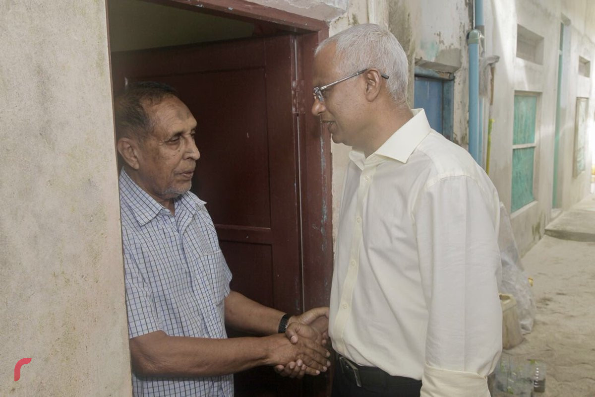 ޖުލައި 29، 2018: ގުޅިފައިވާ ސިޔާސީ ޕާޓީތަކުގެ ރިޔާސީ ކެންޑިޑޭޓް ބ. އަތޮޅަށް ކުރައްވަމުން ގެންދަވާ ދަތުރުފުޅުގެ ތެރެއިން ބ. ތުޅާދޫގައި ދޮރުން ދޮރަށް ހިންގަވައި ރައްޔިތުންގެ ހާލު އޮޅުންފިލުއްވަނީ. ތުޅާދޫއިން އިބޫއަށް ބޮޑު ތަރުހީބެއް އޮތްކަން މި ދަތުރުފުޅުން ވަނީ ފެނިގެންގޮސްފައި.