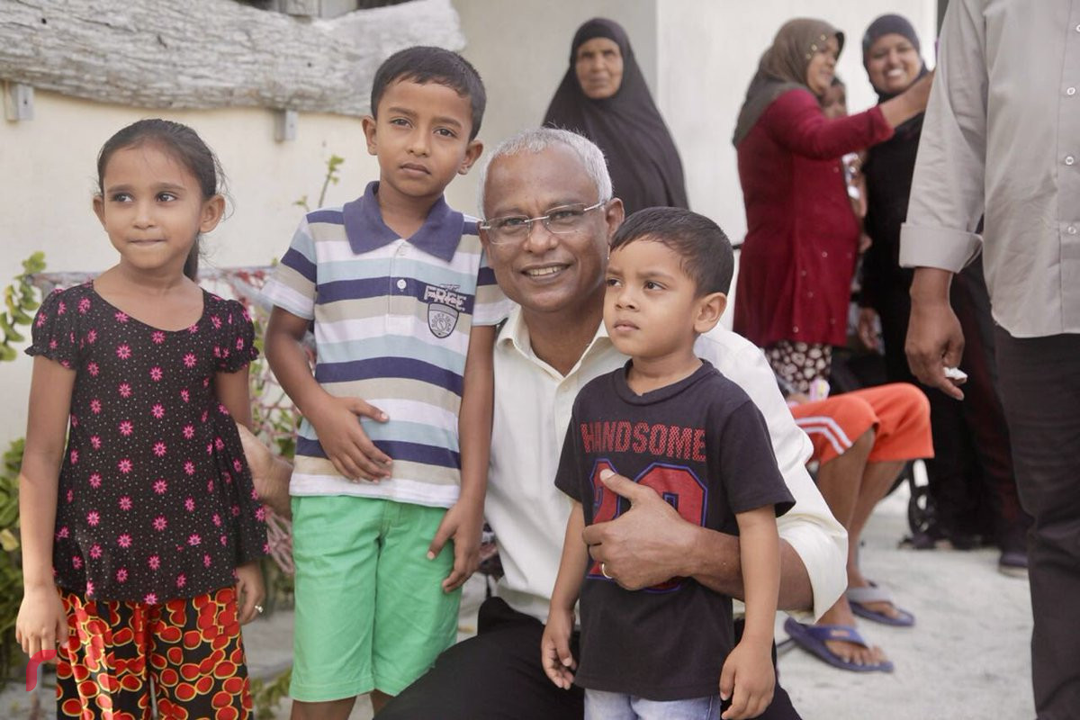 ޖުލައި 29، 2018:ގުޅިފައިވާ ސިޔާސީ ޕާޓީތަކުގެ ރިޔާސީ ކެންޑިޑޭޓް ބ. އަތޮޅަށް ކުރައްވަމުން ގެންދަވާ ދަތުރުފުޅުގެ ތެރެއިން ބ. ތުޅާދޫގައި ދޮރުން ދޮރަށް ހިންގަވައި ރައްޔިތުންގެ ހާލު އޮޅުންފިލުއްވަނީ. އިބޫ ވަނީ ތުޅާދޫގެ އެކި ގެތަކަށް ޒިޔާރަތްކޮށް ރައްޔިތުންގެ ހިޔާލު ހޯއްދަވާފައި.