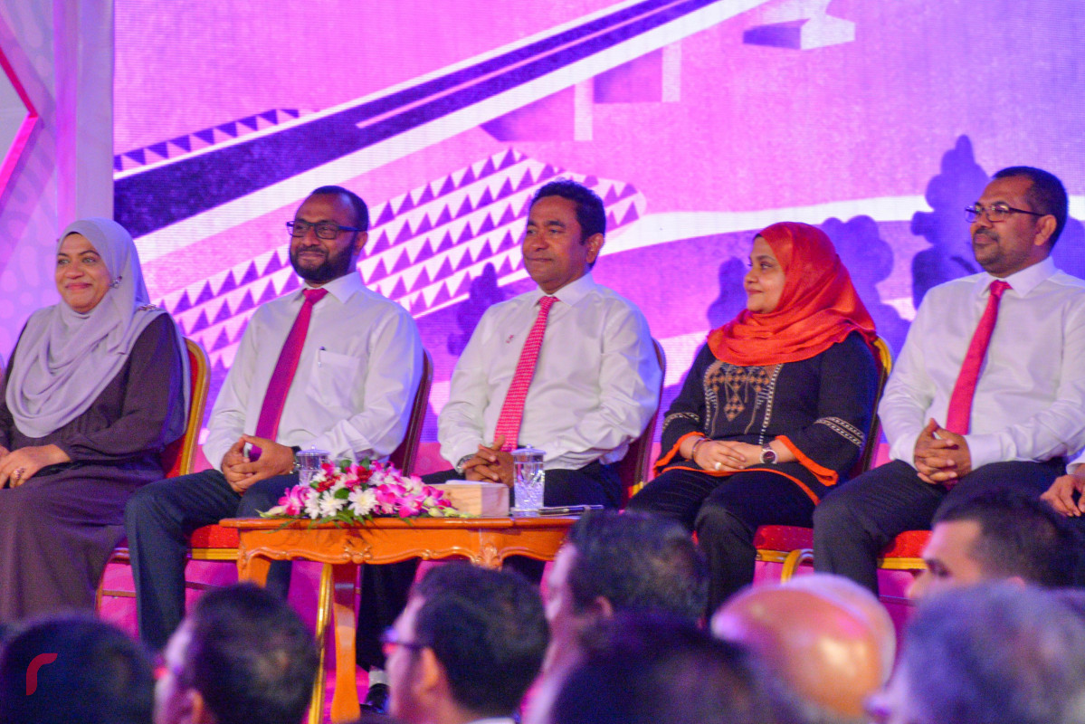 ޖުލައި 29، 2018: ޕީޕީއެމްގެ ރިޔާސީ ޓިކެޓް ރައީސް އަބްދުﷲ ޔާމީނަށް ހަވާލުކުރެއްވުމުގެ ރަސްމިއްޔާތުގެ ތެރެއިން ރައީސް ޔާމީނާއި އެމަނިކުފާގެ އަނބިކަނބަލުން ފާތިމަތު އިބްރާހިމް ދީދީ އަދި ރަނިންގމޭޓް ޑރ. ޝަހީމް ބައިވެރިވެވަޑައިގަންނަވަނީ.