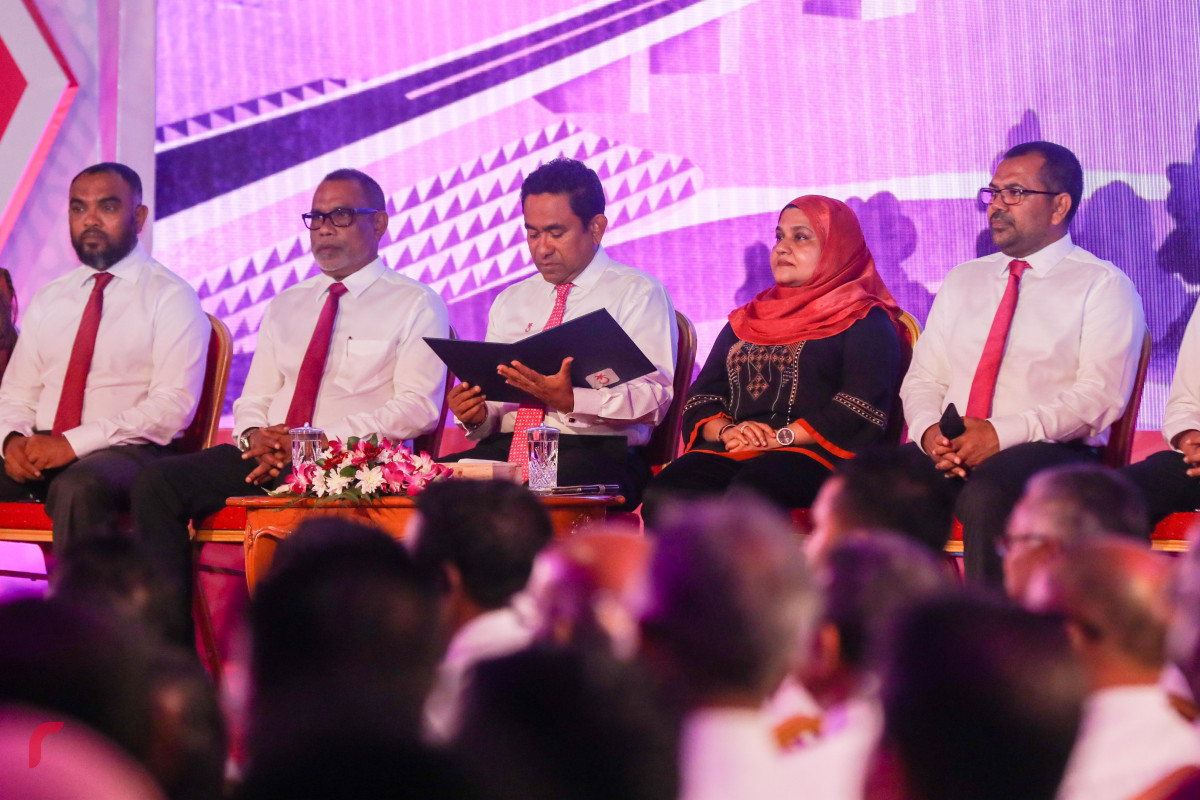ޖުލައި 29، 2018: ޕީޕީއެމްގެ ރިޔާސީ ޓިކެޓް ރައީސް އަބްދުﷲ ޔާމީނަށް ހަވާލުކުރެއްވުމުގެ ރަސްމިއްޔާތުގައި އެމަނިކުފާނާއި ހަވާލުކުރެއްވުނުޔ ރިޔާސީ ޓިކެޓް ބައްލަވާލައްވަނީ.