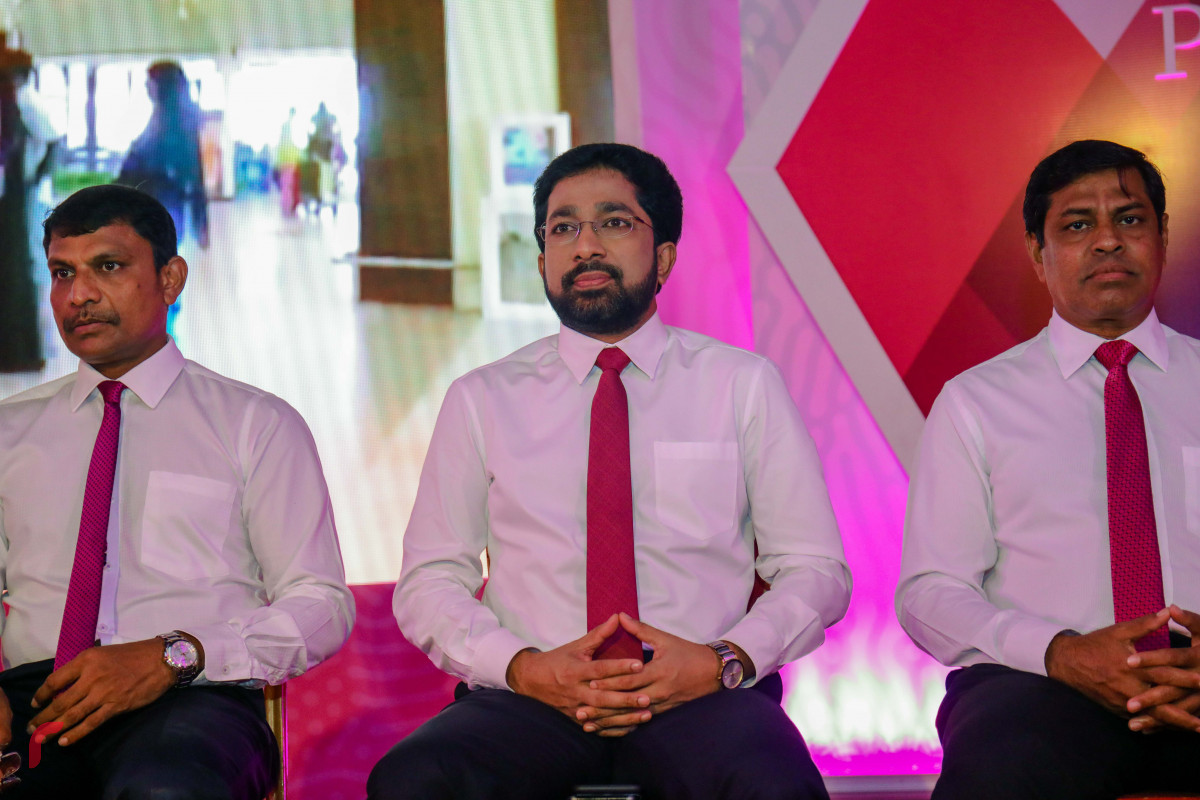 ޖުލައި 29، 2018: ޕީޕީއެމްގެ ރިޔާސީ ޓިކެޓް ރައީސް އަބްދުﷲ ޔާމީނަށް ހަވާލުކުރެއްވުމުގެ ރަސްމިއްޔާތުގައި ހޯމް މިނިސްޓަރު މުހައްމަދު އަޒްލީން ބައިވެރިވެވަޑައިގަންނަވަނީ.