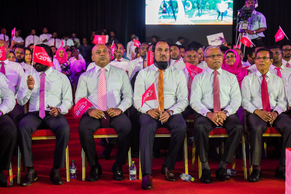 ޖުލައި 29، 2018: ޕީޕީއެމްގެ ރިޔާސީ ޓިކެޓް ރައީސް އަބްދުﷲ ޔާމީނަށް ހަވާލުކުރެއްވުމުގެ ރަސްމިއްޔާތުގައި ބައިވެރިވެވަޑައިގެންނެވި ޕީޕީއެމް-އެމްޑީއޭ ކޯލިޝަންގެ ބައެއް ބޭފުޅުން. ރައީސް ޔާމީނަށް ރިޔާސީ ޓިކެޓު ދިނުމަށް ނިންމި، ޕީޕީއެމްގެ ކައުންސިލް ބައްދަލުވުމެއްގައި ބައިވެރިވެވަޑައިގެންނެވި މެމްބަރުންގެ އަޤުލަބިއްޔަތުން.