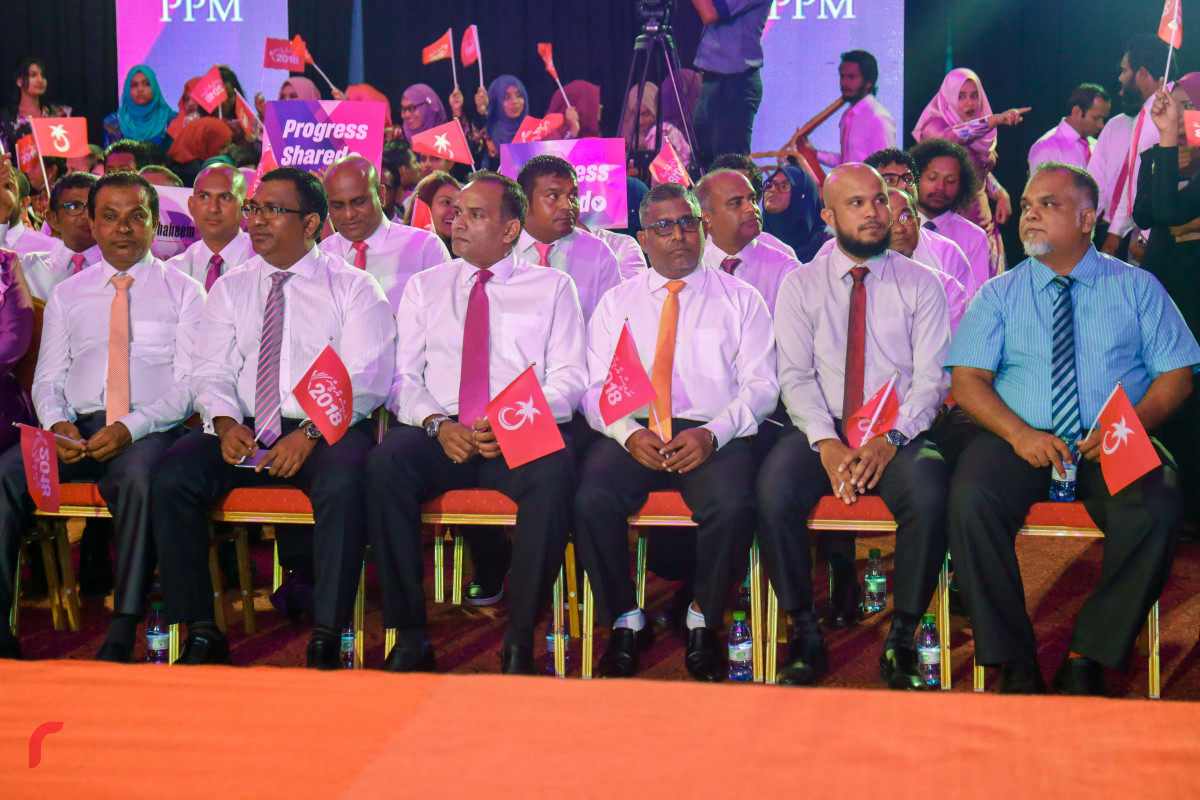 ޖުލައި 29، 2018: ޕީޕީއެމްގެ ރިޔާސީ ޓިކެޓް ރައީސް އަބްދުﷲ ޔާމީނަށް ހަވާލުކުރެއްވުމުގެ ރަސްމިއްޔާތުގައި ބައިވެރިވެވަޑައިގެންނެވި ޕީޕީއެމް-އެމްޑީއޭ ކޯލިޝަންގެ ބައެއް އިސްވެރިން. ރައީސް ޔާމީނަށް ރިޔާސީ ޓިކެޓު ދިނުމަށް ނިންމި، ޕީޕީއެމްގެ ކައުންސިލް ބައްދަލުވުމެއްގައި ބައިވެރިވެވަޑައިގެންނެވި މެމްބަރުންގެ އަޤުލަބިއްޔަތުން.