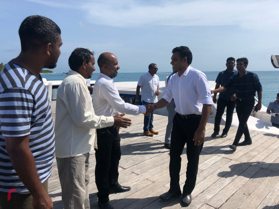 ޖުލައި 30، 2018: ގުޅިފައިވާ އިއްތިހާދުން ރިޔާސީ އިންތިހާބަށް ތައްޔާރުވުމުގެ ގޮތުން އދ އަތޮޅަށް ކުރައްވަމުންގެންދަވާ ދަތުރުފުޅުގެ ތެރެއިން، މި ދަތުރުފުޅުގައި ރަނިންގްމޭޓް ފައިސަލް ނަސީމްވަނީ މަންދޫގެ ރައްޔިތުންނާއި ބައްދަލުކުރައްވައި ރައްޔިތުންގެ ހާލަތު އޮޅުންފިލުވާފައި