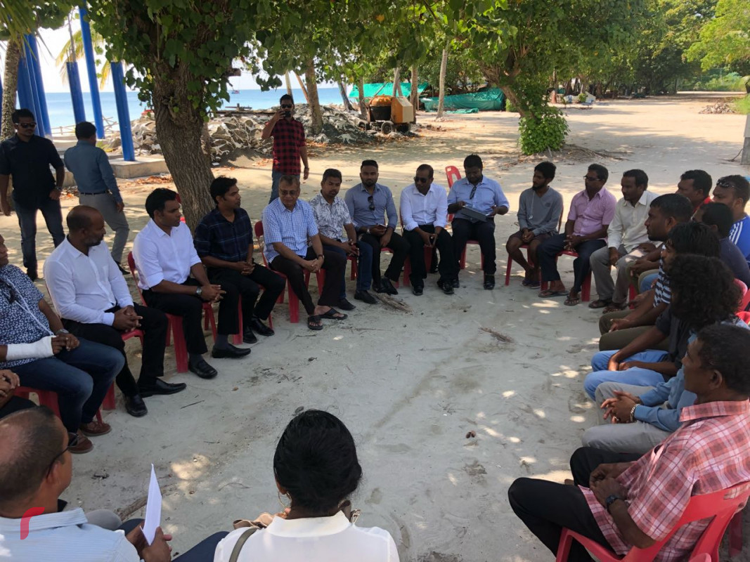 ޖުލައި 30، 2018: ގުޅިފައިވާ އިއްތިހާދުން ރިޔާސީ އިންތިހާބަށް ތައްޔާރުވުމުގެ ގޮތުން އދ އަތޮޅަށް ކުރައްވަމުންގެންދަވާ ދަތުރުފުޅުގެ ތެރެއިން، މި ދަތުރުފުޅުގައި ރަނިންގްމޭޓް ފައިސަލް ނަސީމްވަނީ މަންދޫގެ ރައްޔިތުންނާއި ބައްދަލުކުރައްވައި ރައްޔިތުންގެ ހާލަތު އޮޅުންފިލުވާފައި