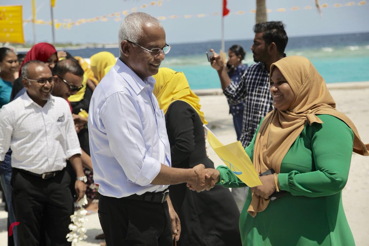 ޖުލައި 30، 2018: ގުޅިފައިވާ އިއްތިހާދުގެ ކެނޑިޑޭޓް އިބްރާހިމް މުހައްމަދު ސޯލިހު ބ އަތޮޅަށް ކުރެއްވި ދަތުރުފުޅުގައި ބ ކުޑަރިކިލަށް ވަޑައިގަތުމުން އިބޫއަށް ހޫނު މަރުހަބާއެއް ދަންނަވަނީ، ބ އަތޮޅަށް ކުރެއްވި ދަތުރުފުޅުގައި ރިޔާސީ ކެނޑިޑޭޓް ވަނީ ބ އަތޮޅުގެ 9 ރަށަކަށް ވަޑައިގެންފައި