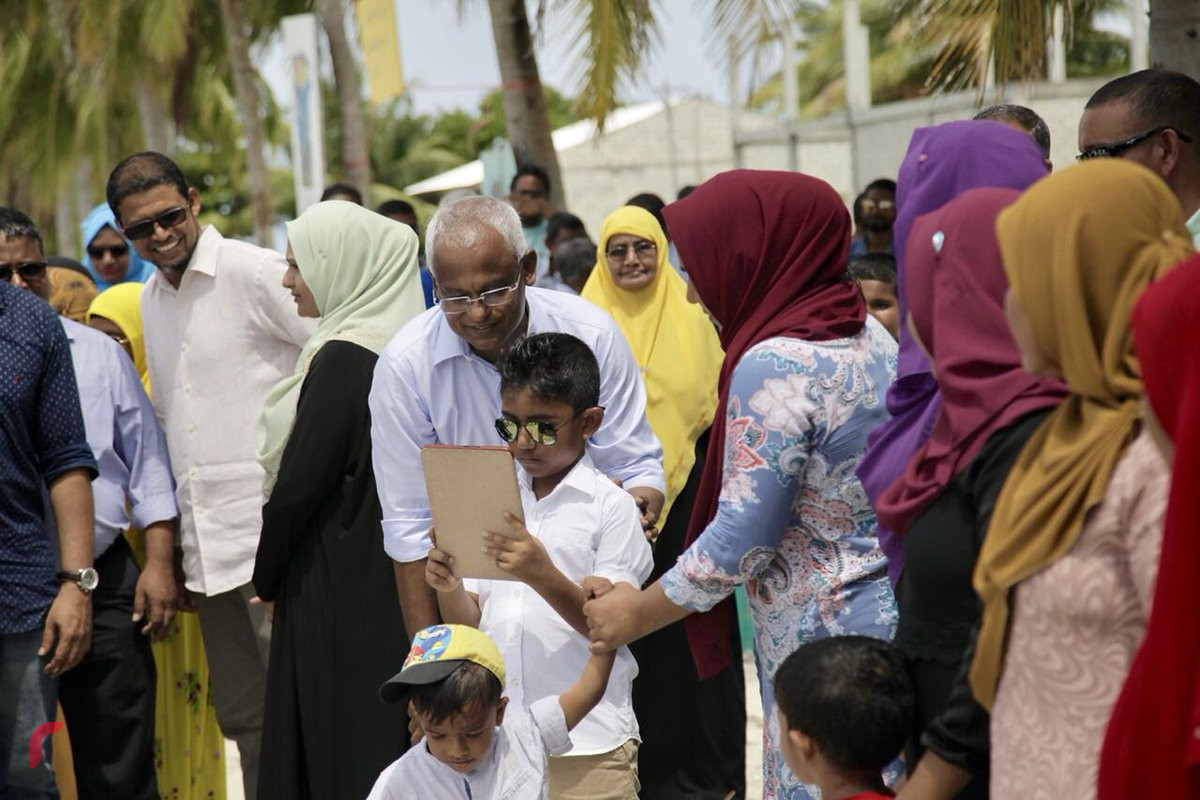 ޖުލައި 30، 2018: ގުޅިފައިވާ އިއްތިހާދުގެ ކެނޑިޑޭޓް އިބްރާހިމް މުހައްމަދު ސޯލިހު ބ އަތޮޅަށް ކުރެއްވި ދަތުރުފުޅުގައި ބ ކަމަދޫ ވަޑައިގަތުމުން އިބޫއަށް ހޫނު މަރުހަބާއެއް ދަންނަވަނީ، ބ އަތޮޅަށް ކުރެއްވި ދަތުރުފުޅުގައި ރިޔާސީ ކެނޑިޑޭޓް ވަނީ ބ އަތޮޅުގެ 9 ރަށަކަށް ވަޑައިގެންފައި