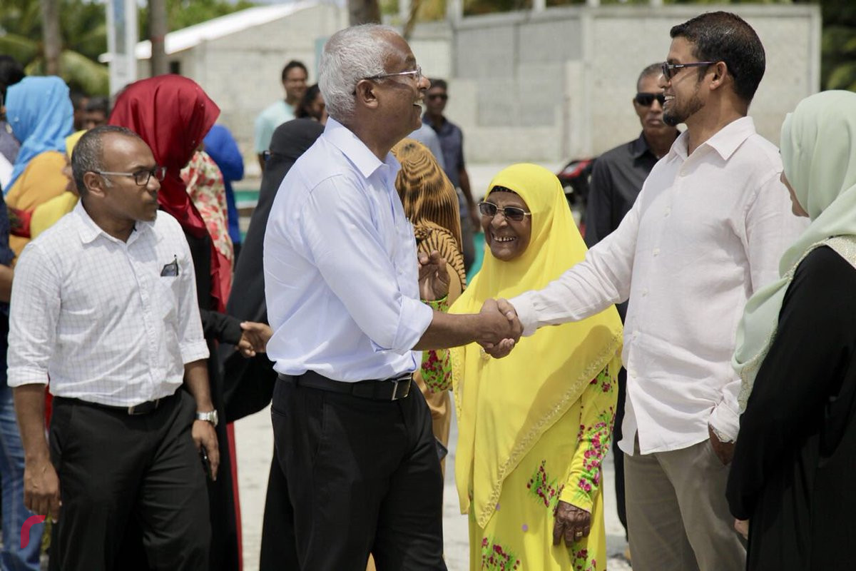 ޖުލައި 30، 2018: ގުޅިފައިވާ އިއްތިހާދުގެ ކެނޑިޑޭޓް އިބްރާހިމް މުހައްމަދު ސޯލިހު ބ އަތޮޅަށް ކުރެއްވި ދަތުރުފުޅުގައި ބ ކަމަދޫ ވަޑައިގަތުމުން އިބޫއަށް ހޫނު މަރުހަބާއެއް ދަންނަވަނީ، ބ އަތޮޅަށް ކުރެއްވި ދަތުރުފުޅުގައި ރިޔާސީ ކެނޑިޑޭޓް ވަނީ ބ އަތޮޅުގެ 9 ރަށަކަށް ވަޑައިގެންފައި