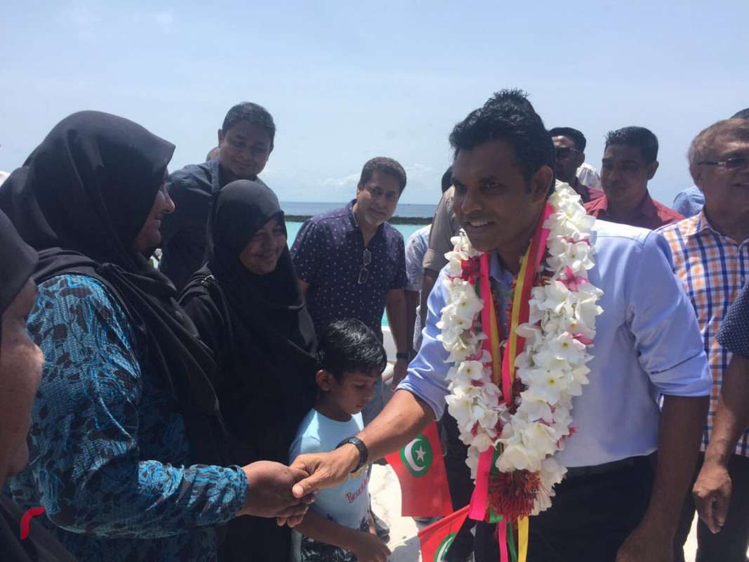 ގުޅިފައިވާ އިއްތިހާދުގެ ރަނިންގމޭޓް ފައިސަލް ނަސީމް އދ އަތޮޅަށް ކުރައްވަމުން ގެންދާވާ ދަތުރުފުޅުގައި އދ އޮމަދޫއަށް ވަޑައިގަތުމުން ފައިސަލްއަށް މަރުހަބާ ދަންނަވަނީ. ފައިސަލް ނަސީމްގެ ދަތުރުފުޅުފައި އދ އަތޮޅުގެ ރަށްތަކަށް ވަޑައިގެން ދޮރުންދޮރަށް ހިންގަވާ ރައްޔިތުންގެ ހާލު އޮޅުންފިލުވުމަށް ވަނީ ހަމަޖެހިފައި.