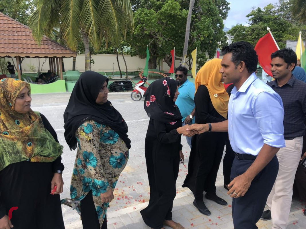 ގުޅިފައިވާ އިއްތިހާދުގެ ރަނިންގމޭޓް ފައިސަލް ނަސީމް އދ އަތޮޅަށް ކުރައްވަމުން ގެންދާވާ ދަތުރުފުޅުގައި އދ މަހިބަދޫއަށް ވަޑައިގަތުމުން ފައިސަލްއަށް މަރުހަބާ ދަންނަވަނީ. ފައިސަލް ނަސީމްގެ ދަތުރުފުޅުފައި އދ އަތޮޅުގެ ރަށްތަކަށް ވަޑައިގެން ދޮރުންދޮރަށް ހިންގަވާ ރައްޔިތުންގެ ހާލު އޮޅުންފިލުވުމަށް ވަނީ ހަމަޖެހިފައި.