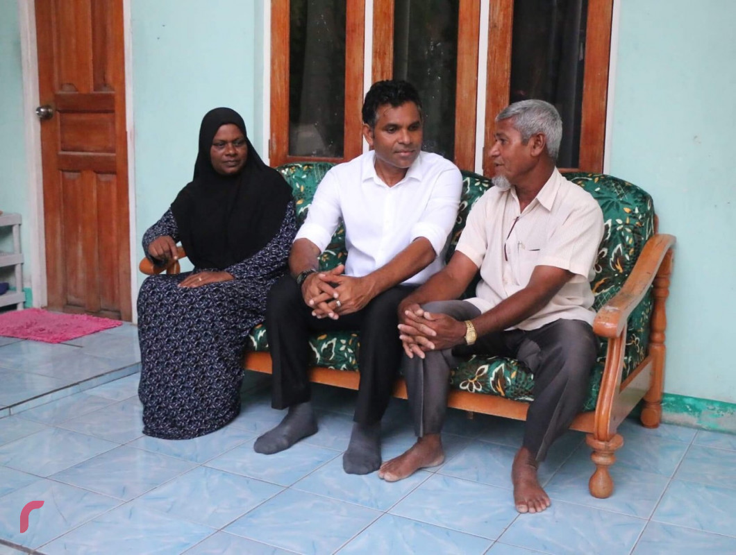 ގުޅިފައިވާ އިއްތިހާދުގެ ރަނިންގމޭޓް ފައިސަލް ނަސީމް އދ އަތޮޅަށް ކުރައްވަމުން ގެންދާވާ ދަތުރުފުޅުގައި އެއަތޮޅުގެ ރައްޔިތުންނާއި ބައްދަލުކުރައްވަނީ.