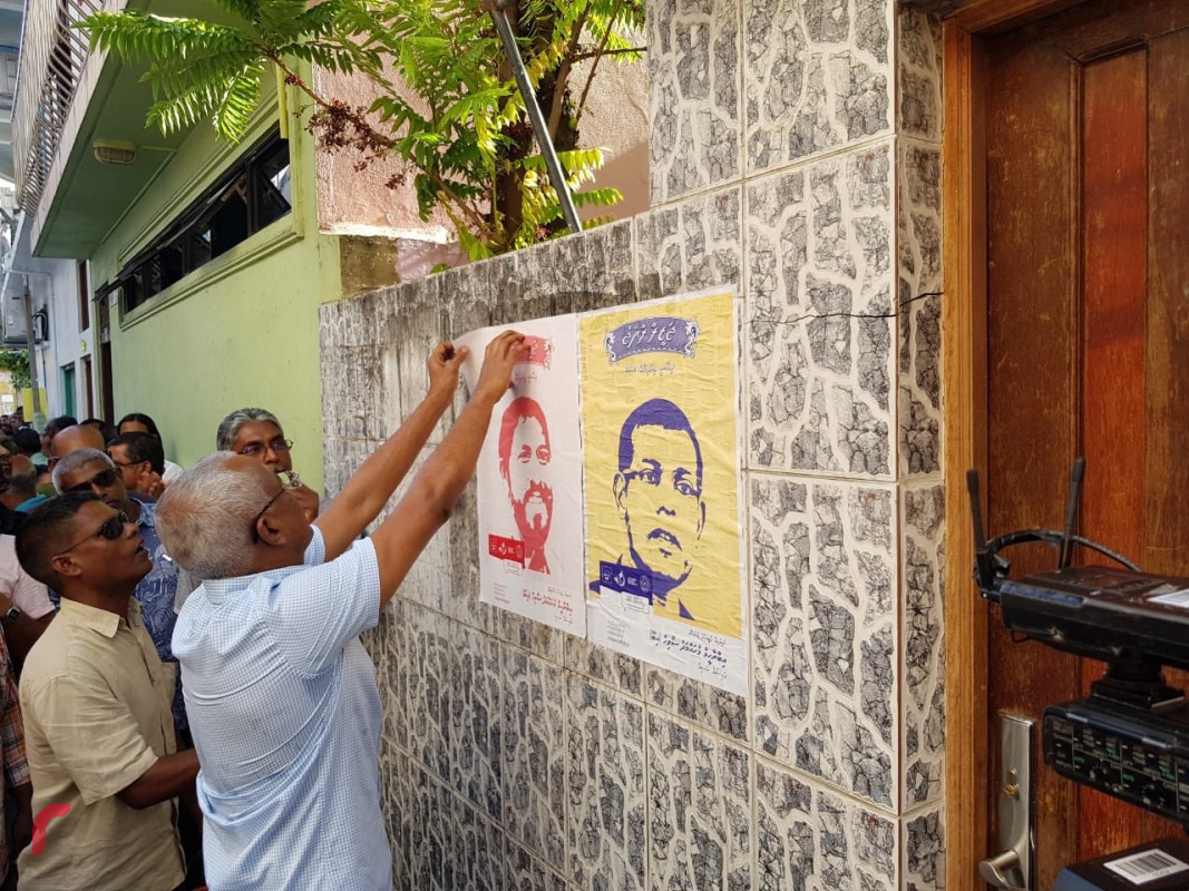 އޯގަސްޓް 2، 2018: ގުޅިފައިވާ އިއްތިހާދުން 2018 ވަނަ އަހަރުގެ ރިޔާސީ އިންތިހާބަށް ވަމުން އަންނަ ތައްޔާރީތަކުގެ ތެރެއިން ރިޔާސީ ކެނޑިޑޭޓްގެ އިތުރުން ރަނިންގ މޭޓް ނިކުންނަވައި ކުރިއަށްގެންދެވި ޕޯސްޓަރު ހަރުކުރުމުގެ ހަރަކާތުގައި އިއްތިހާދުގެ ރިޔާސީ ކެނޑިޑޭޓް އިބްރާހިމް މުހައްމަދު ސޯލިހު ޕޯސްޓަރު ހަރުކުރައްވަނީ، މި ހަރަކާތުގައި އިއްތިހާދުގެ އިސްވެރިންގެ އިތުރުން އިއްތިހާދަށް ތާއީދުކުރާ ގިނަ އަދަދެއްގެ ފަރާތްތަކުން ވަނީ ބައިވެރިވެފައި