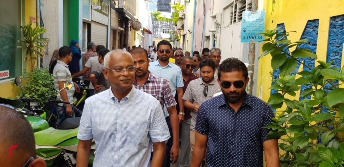 އޯގަސްޓް 2، 2018: ގުޅިފައިވާ އިއްތިހާދުން 2018 ވަނަ އަހަރުގެ ރިޔާސީ އިންތިހާބަށް ވަމުން އަންނަ ތައްޔާތީތަކުގެ ތެރެއިން ރިޔާސީ ކެނޑިޑޭޓްގެ އިތުރުން ރަނިންގ މޭޓް ނިކުންނަވައި ކުރިއަށްގެންދެވި ޕޯސްޓަރު ހަރުކުރުމުގެ ހަރަކާތުގައި އިއްތިހާދުގެ ރިޔާސީ ކެނޑިޑޭޓް އިބްރާހިމް މުހައްމަދު ސޯލިހު ބައިވެރިވެވަޑައިގަންނަވަނީ، މި ހަރަކާތުގައި އިއްތިހާދުގެ އިސްވެރިންގެ އިތުރުން އިއްތިހާދަށް ތާއީދުކުރާ ގިނަ އަދަދެއްގެ ފަރާތްތަކުން ވަނީ ބައިވެރިވެފައި