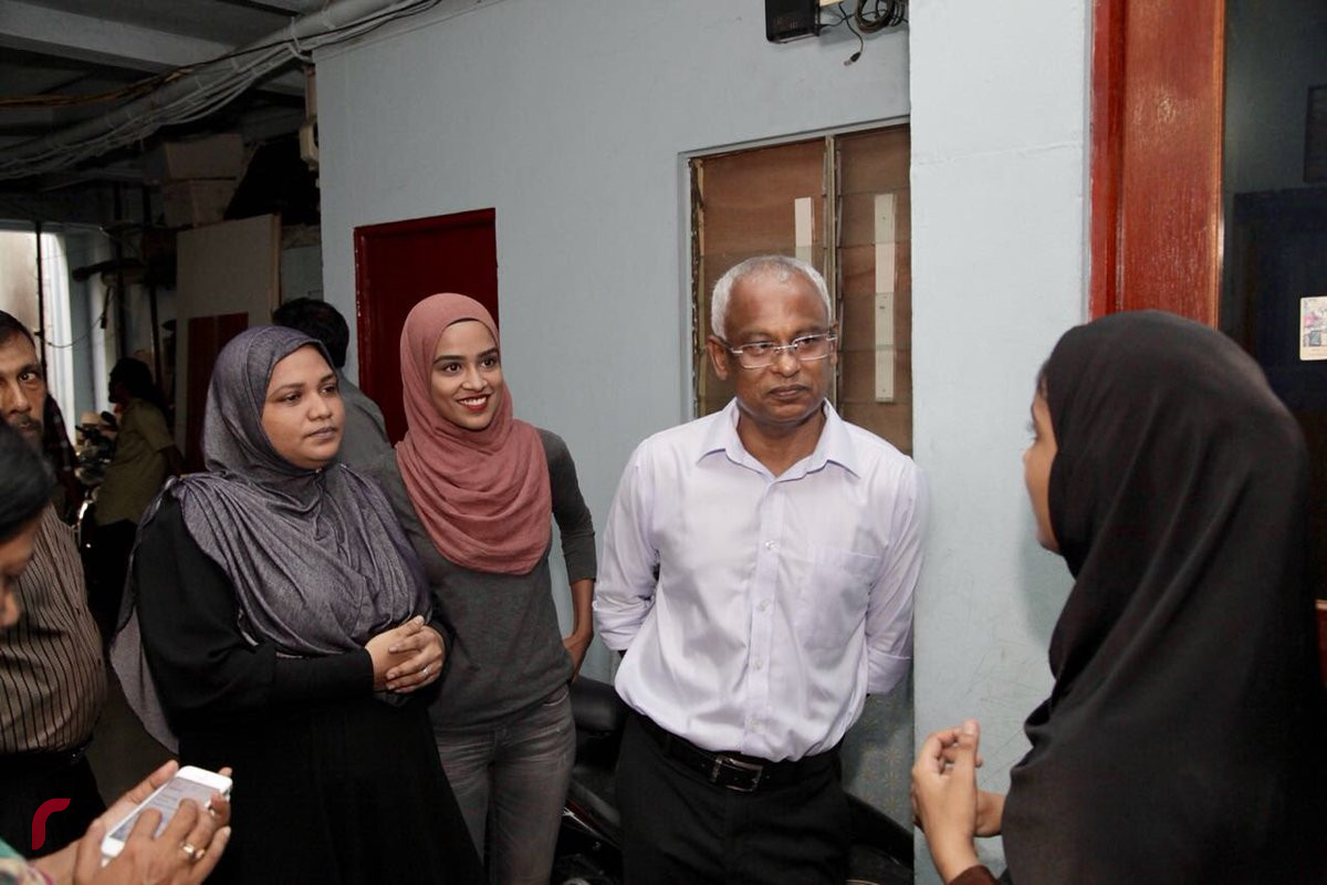 އޯގަސްޓް 4، 2018: ގުޅިފައިވާ އިއްތިހާދުން ރިޔާސީ އިންތިހާބަށް ތައްޔާރުވުމަށް ކުރިއަށްގެންދާ ހަރަކާތްތަކުގެ ތެރެއިން އިއްތިހާދުގެ ރިޔާސީ ކެންޑިޑޭޓް އިބްރާހިމް މުހައްމަދު ސޯލިހު މާލެ ސިޓީގައި ދޮރުން ދޮރަށް ހިންގަވަނީ، އިއްތިހާދުން އިންތިޒާމްކޮށްގެން ކުރިއަށްގެންގޮސްފައިވާ މި ހަރަކާތުގައި އިބްރާހިމް މުހައްމަދު ސޯލިހުގެ އިތުރުން އިއްތިހާދުގެ އިސްވެރިން ވަނީ ބައިވެރިވެ ވަޑައިގެންފައި