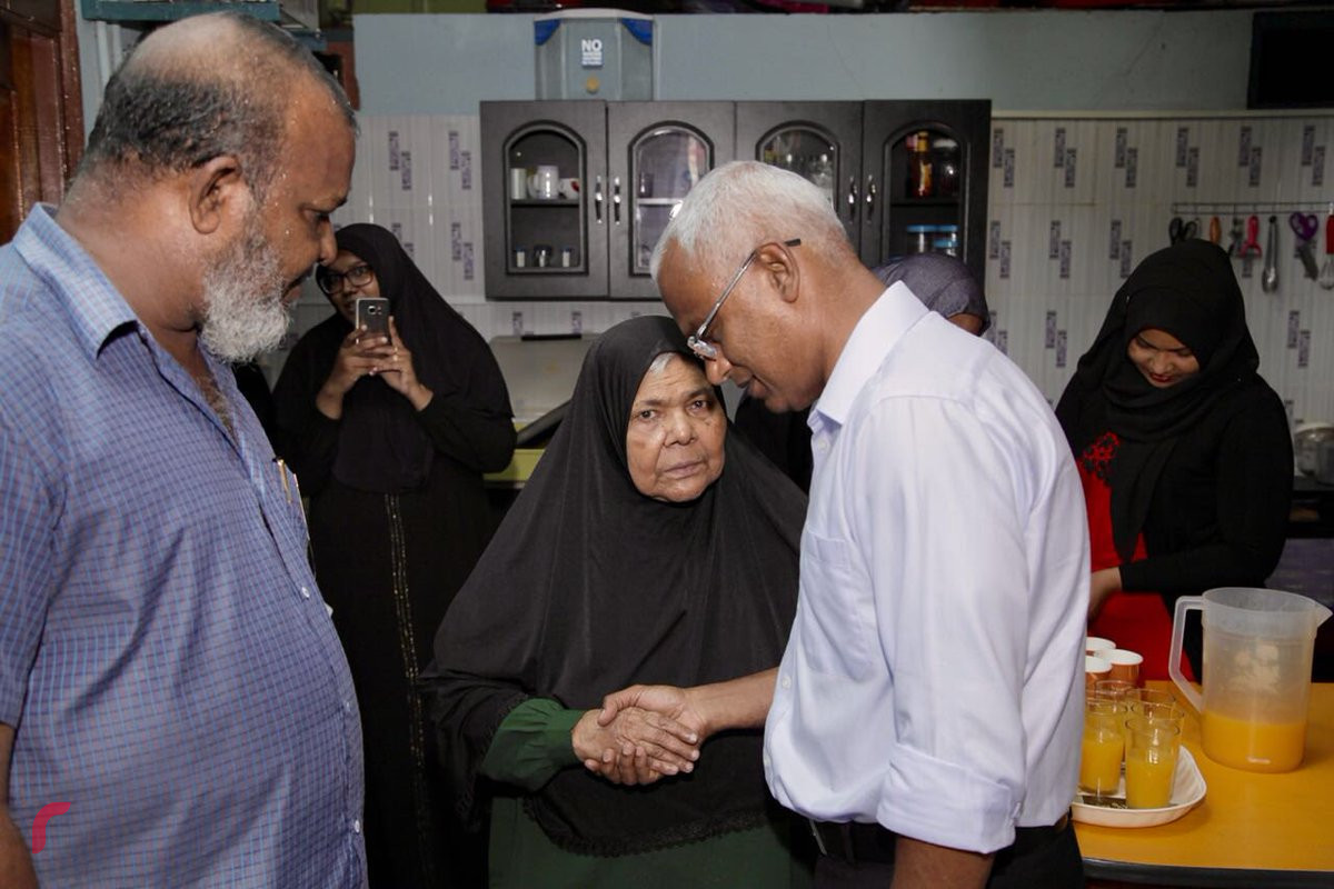 އޯގަސްޓް 4، 2018: ގުޅިފައިވާ އިއްތިހާދުން ރިޔާސީ އިންތިހާބަށް ތައްޔާރުވުމަށް ކުރިއަށްގެންދާ ހަރަކާތްތަކުގެ ތެރެއިން އިއްތިހާދުގެ ރިޔާސީ ކެންޑިޑޭޓް އިބްރާހިމް މުހައްމަދު ސޯލިހު މާލެ ސިޓީގައި ދޮރުން ދޮރަށް ހިންގަވަނީ، އިއްތިހާދުން އިންތިޒާމްކޮށްގެން ކުރިއަށްގެންގޮސްފައިވާ މި ހަރަކާތުގައި އިބްރާހިމް މުހައްމަދު ސޯލިހުގެ އިތުރުން އިއްތިހާދުގެ އިސްވެރިން ވަނީ ބައިވެރިވެ ވަޑައިގެންފައި