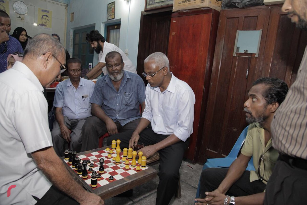 އޯގަސްޓް 4، 2018: ދޮރުން ދޮރަށް ކެމްޕެއިންގައި އިބްރާޙިމް މުހައްމަދު ސޯލިހް ގެއަށް ވަޑައިގެން އެ ގޭގެ މީހަކާއެކު ރާޒުވާ ކުޅުއްވަނީ