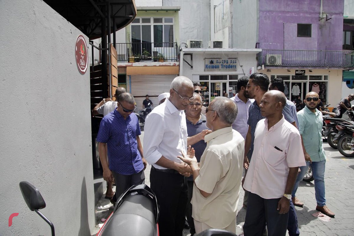 އޯގަސްޓް 4، 2018: ގުޅިފައިވާ އިއްތިހާދުން ރިޔާސީ އިންތިހާބަށް ތައްޔާރުވުމަށް ކުރިއަށްގެންދާ ހަރަކާތްތަކުގެ ތެރެއިން އިއްތިހާދުގެ ރިޔާސީ ކެންޑިޑޭޓް އިބްރާހިމް މުހައްމަދު ސޯލިހު މާލެ ސިޓީގައި ދޮރުން ދޮރަށް ހިންގަވާފައިވާއިރު ވަނީ ރައްޔިތުންގެ ހާލުބައްލަވާފައި