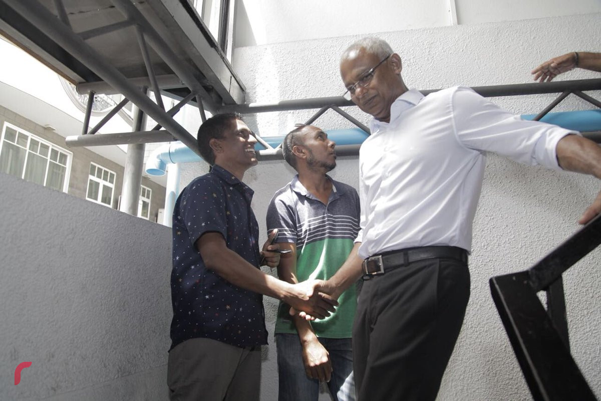 އޯގަސްޓް 4، 2018: ގުޅިފައިވާ އިއްތިހާދުން ރިޔާސީ އިންތިހާބަށް ތައްޔާރުވުމަށް ކުރިއަށްގެންދާ ހަރަކާތްތަކުގެ ތެރެއިން އިއްތިހާދުގެ ރިޔާސީ ކެންޑިޑޭޓް އިބްރާހިމް މުހައްމަދު ސޯލިހު މާލެ ސިޓީގައި ދޮރުން ދޮރަށް ހިންގަވާފައިވާއިރު ވަނީ ރައްޔިތުންގެ ހާލުބައްލަވާފައި