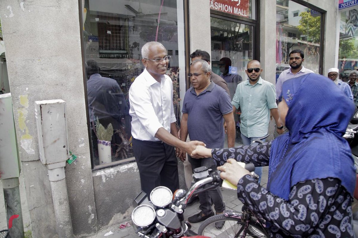 އޯގަސްޓް 4، 2018: ގުޅިފައިވާ އިއްތިހާދުން ރިޔާސީ އިންތިހާބަށް ތައްޔާރުވުމަށް ކުރިއަށްގެންދާ ހަރަކާތްތަކުގެ ތެރެއިން އިއްތިހާދުގެ ރިޔާސީ ކެންޑިޑޭޓް އިބްރާހިމް މުހައްމަދު ސޯލިހު މާލެ ސިޓީގައި ދޮރުން ދޮރަށް ހިންގަވާފައިވާއިރު ވަނީ ރައްޔިތުންގެ ހާލުބައްލަވާފައި