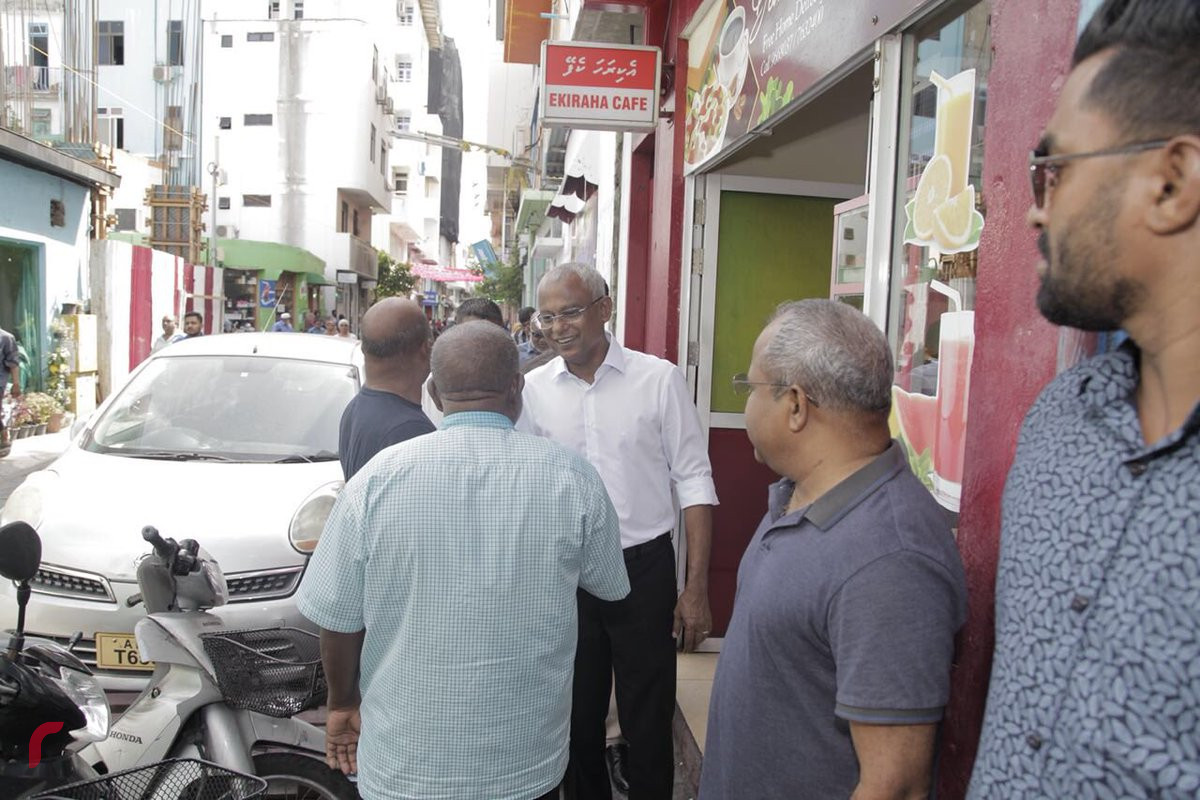 އޯގަސްޓް 4، 2018: ގުޅިފައިވާ އިއްތިހާދުން ރިޔާސީ އިންތިހާބަށް ތައްޔާރުވުމަށް ކުރިއަށްގެންދާ ހަރަކާތްތަކުގެ ތެރެއިން އިއްތިހާދުގެ ރިޔާސީ ކެންޑިޑޭޓް އިބްރާހިމް މުހައްމަދު ސޯލިހު މާލެ ސިޓީގައި ދޮރުން ދޮރަށް ހިންގަވާފައިވާއިރު ވަނީ ރައްޔިތުންގެ ހާލުބައްލަވާފައި